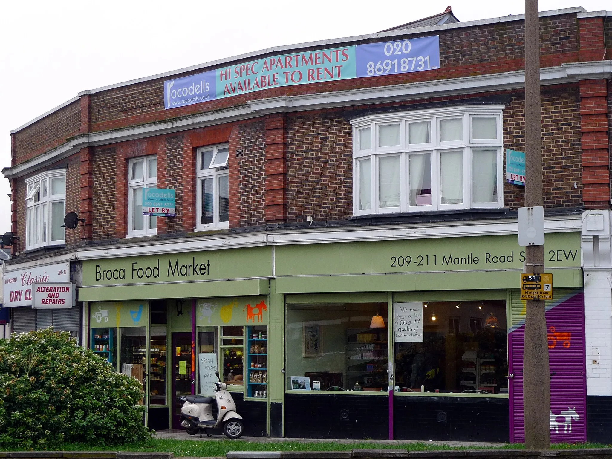 Photo showing: A new delicatessen and food store for this side of the railway lines in Brockley. It can be difficult to source good fresh veg in the area sometimes. The same people also run a nice cafe on the other side of the station.
Address: Unit 3-4, 209-211 Mantle Road.

Owner: Broca Foods (website).