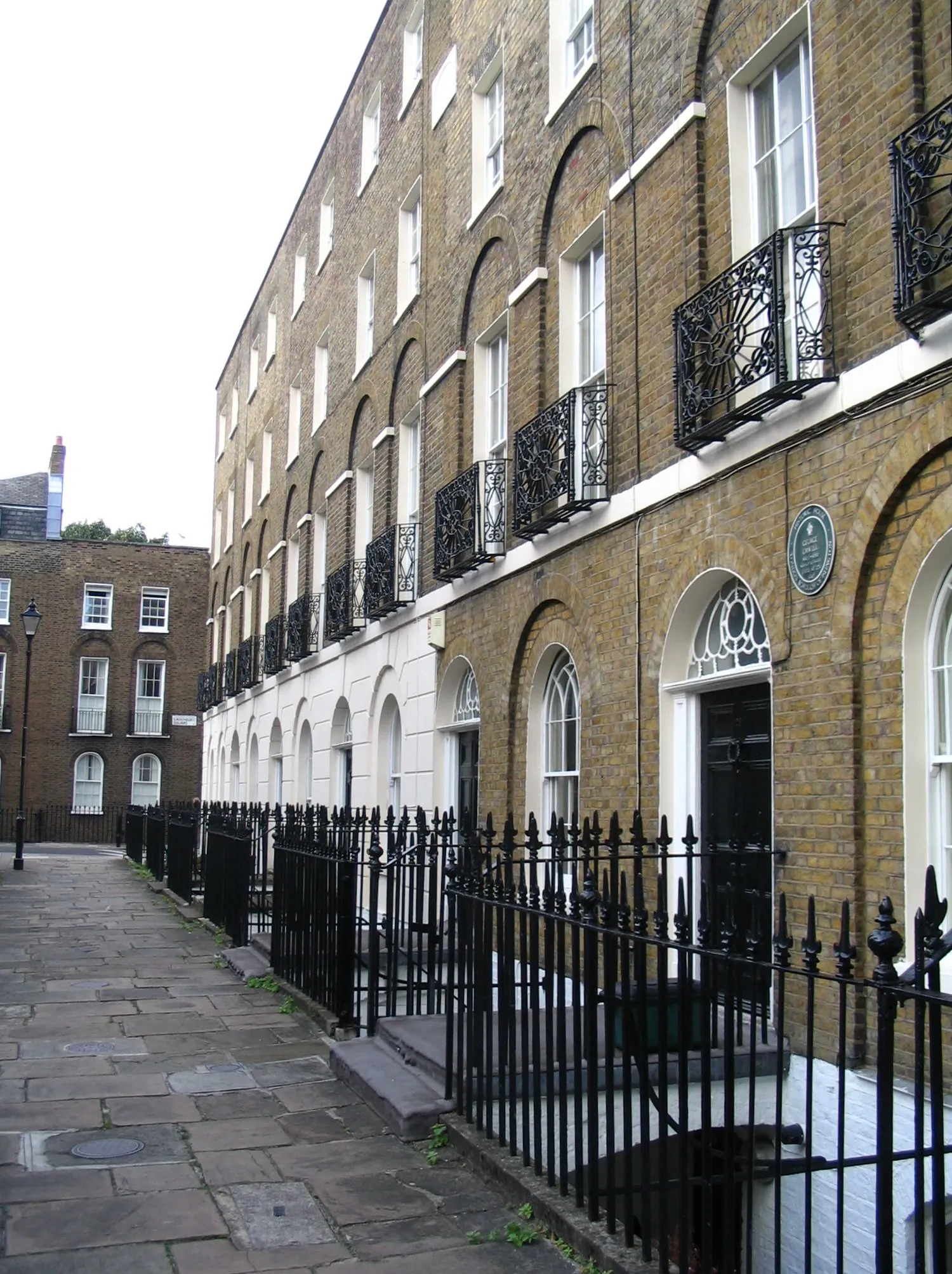 Photo showing: Canonbury Square east side