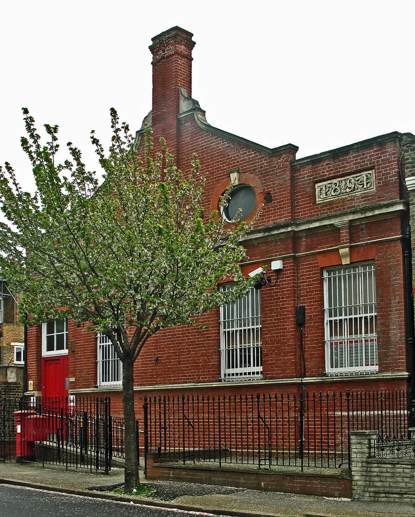 Photo showing: Royal Mail delivery office, East Dulwich