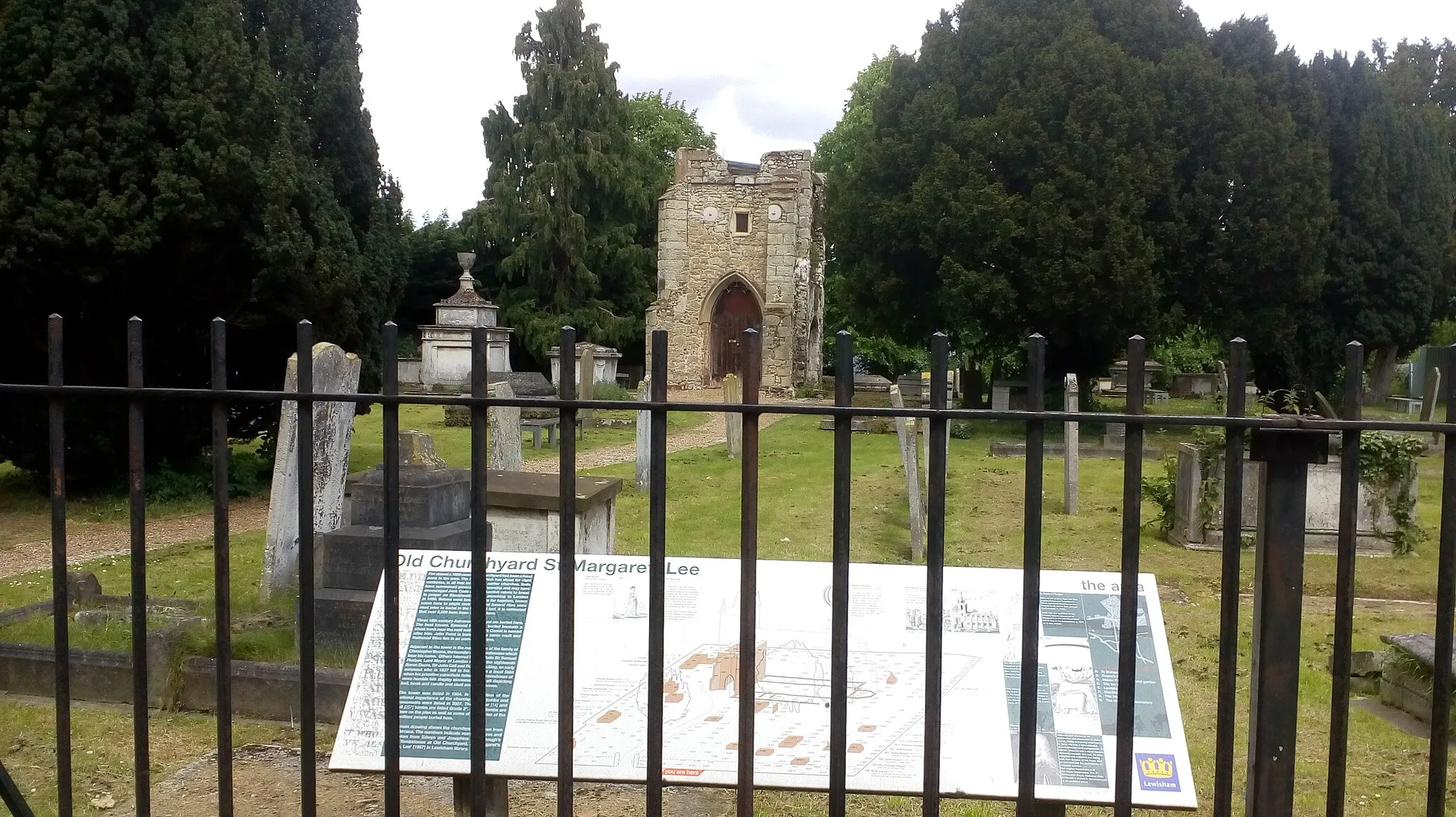 Photo showing: The old church yard and ruins of Old St Margaret's Church in Lee, London Borough of Lewisham. The ruins of the old church are thought to be at least eight centuries old