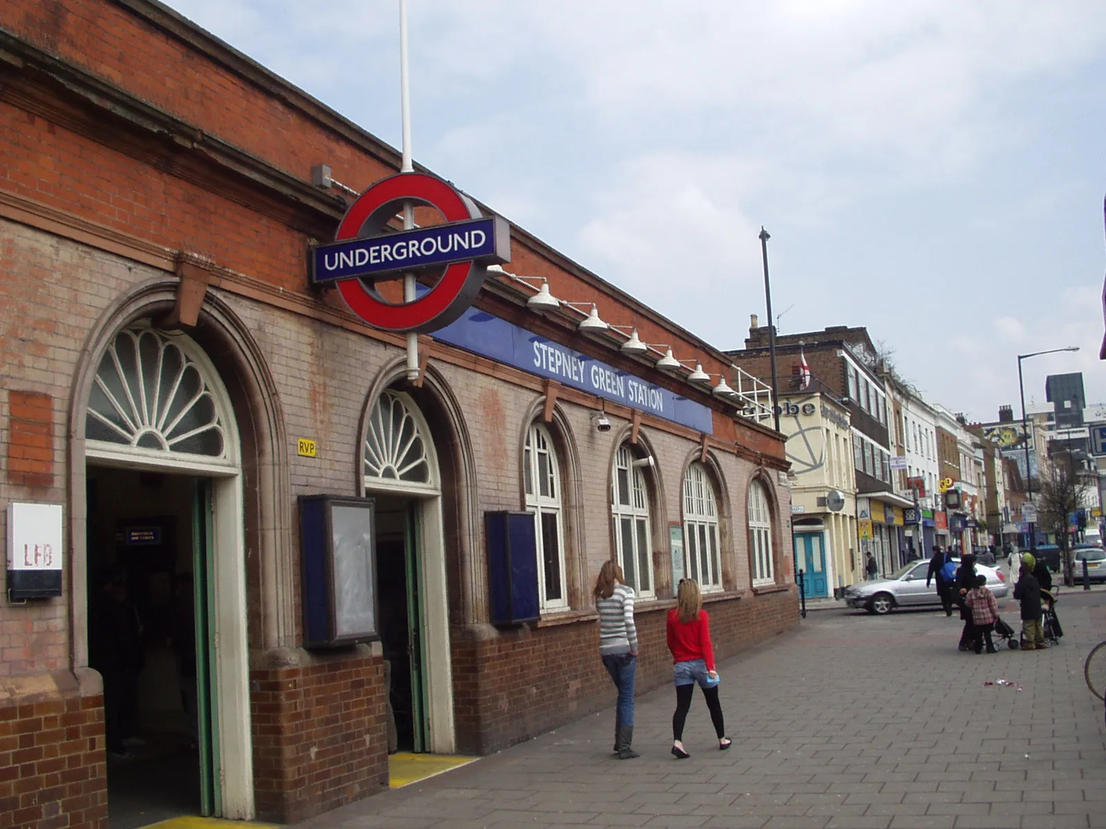 Photo showing: Stepney Green tube station