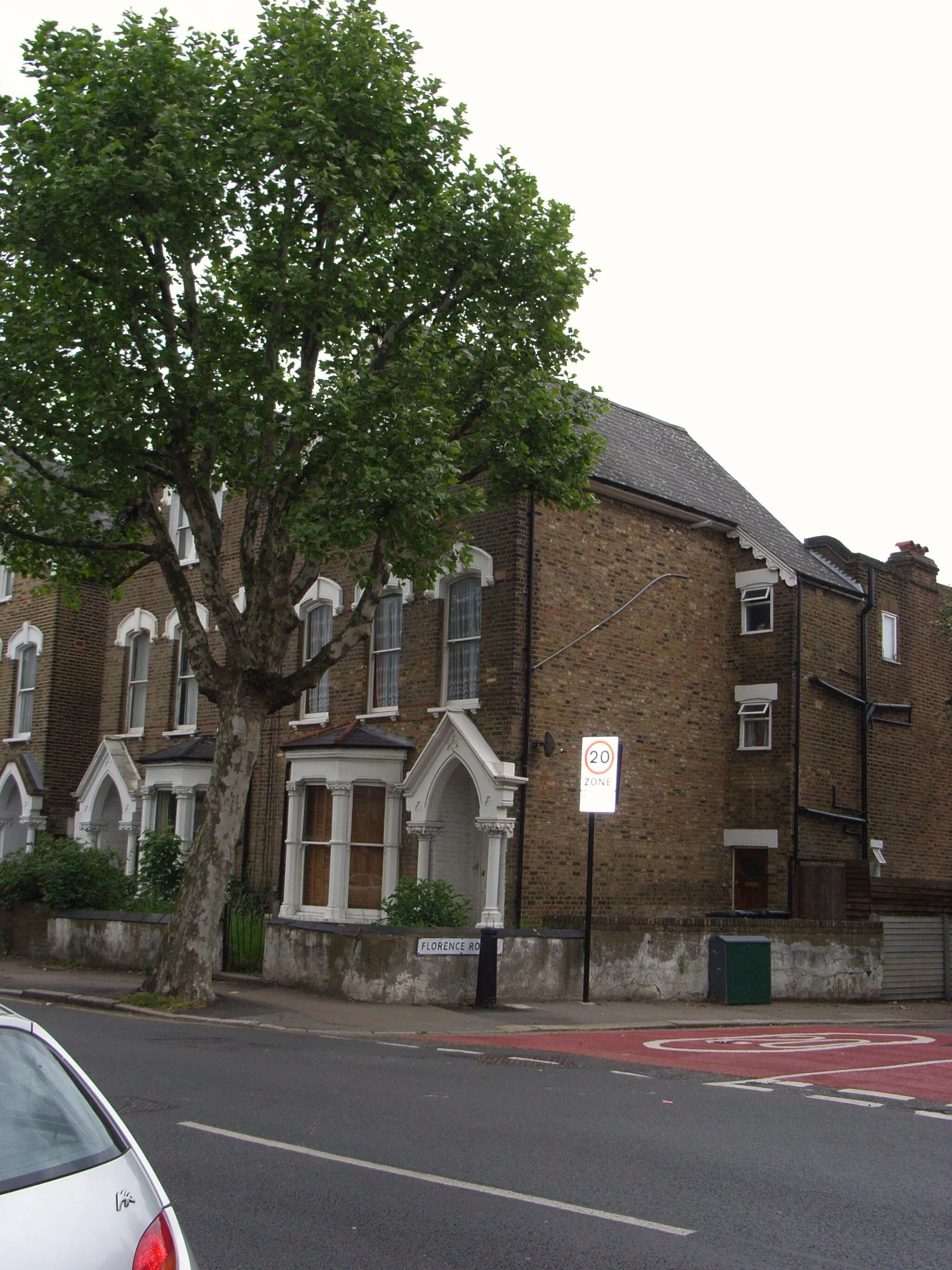 Photo showing: One of two buildings in Stapleton Hall Road, London, N4, that once belonged to the Stapleton Hall School for Girls, which closed in 1935. See Stroud Green, London for full details.