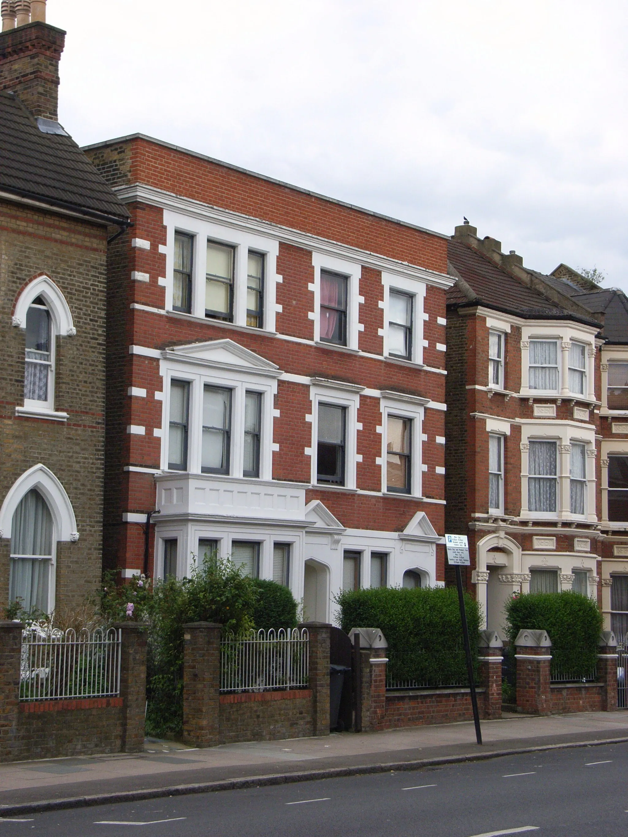 Photo showing: One of two buildings in Stapleton Hall Road, London, N4, that once belonged to the Stapleton Hall School for Girls, which closed in 1935. See Stroud Green, London for full details.