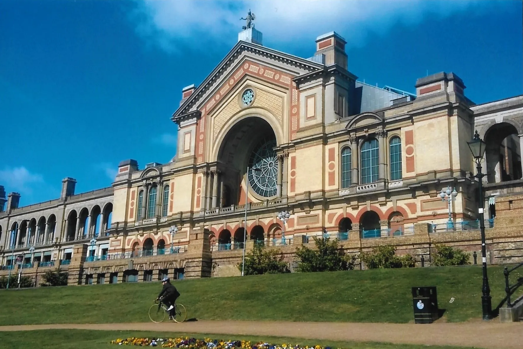 Photo showing: Alexandra Palace, a few minutes walk from Wood Green station