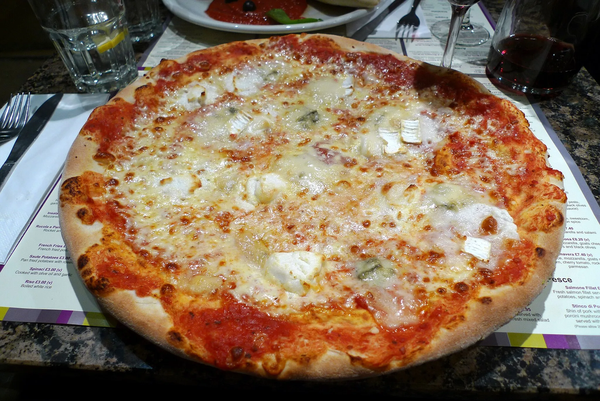 Photo showing: The "pizza ai quattro formaggi" at La Porchetta, Chalk Farm Road.