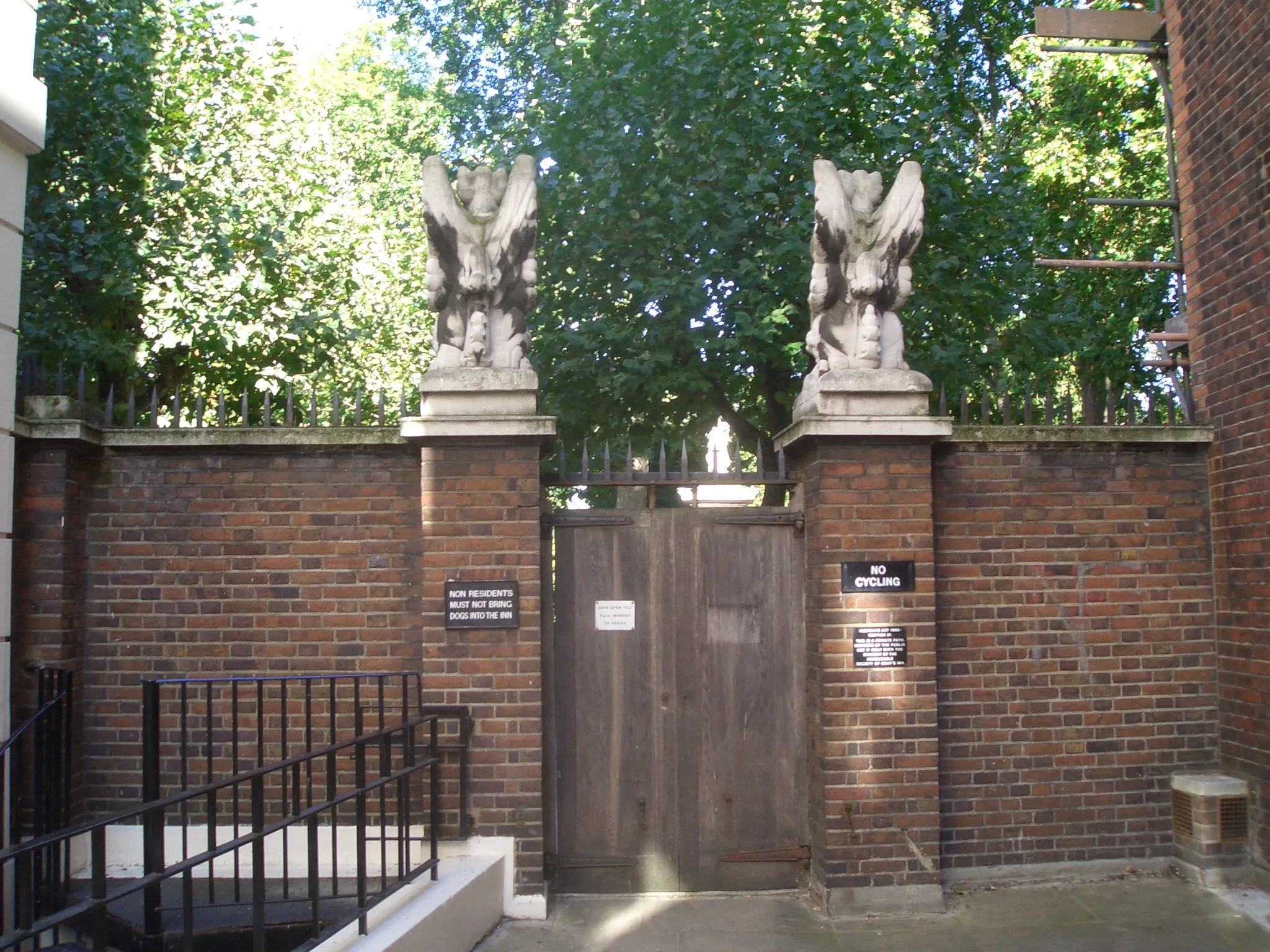 Photo showing: Photo of one of the entrances to Gray's Inn, taken 24 September 2005 by User:Edward.