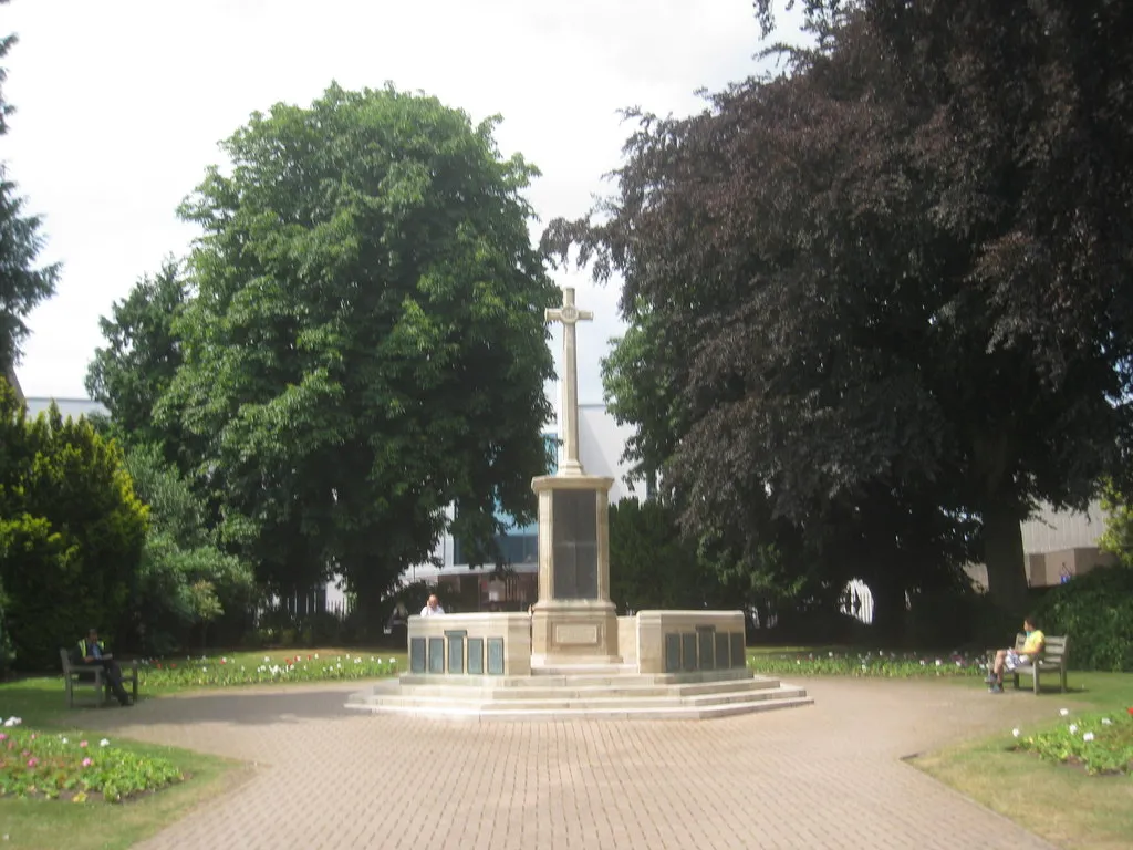 Photo showing: War Memorial, Memorial Gardens, Ashford