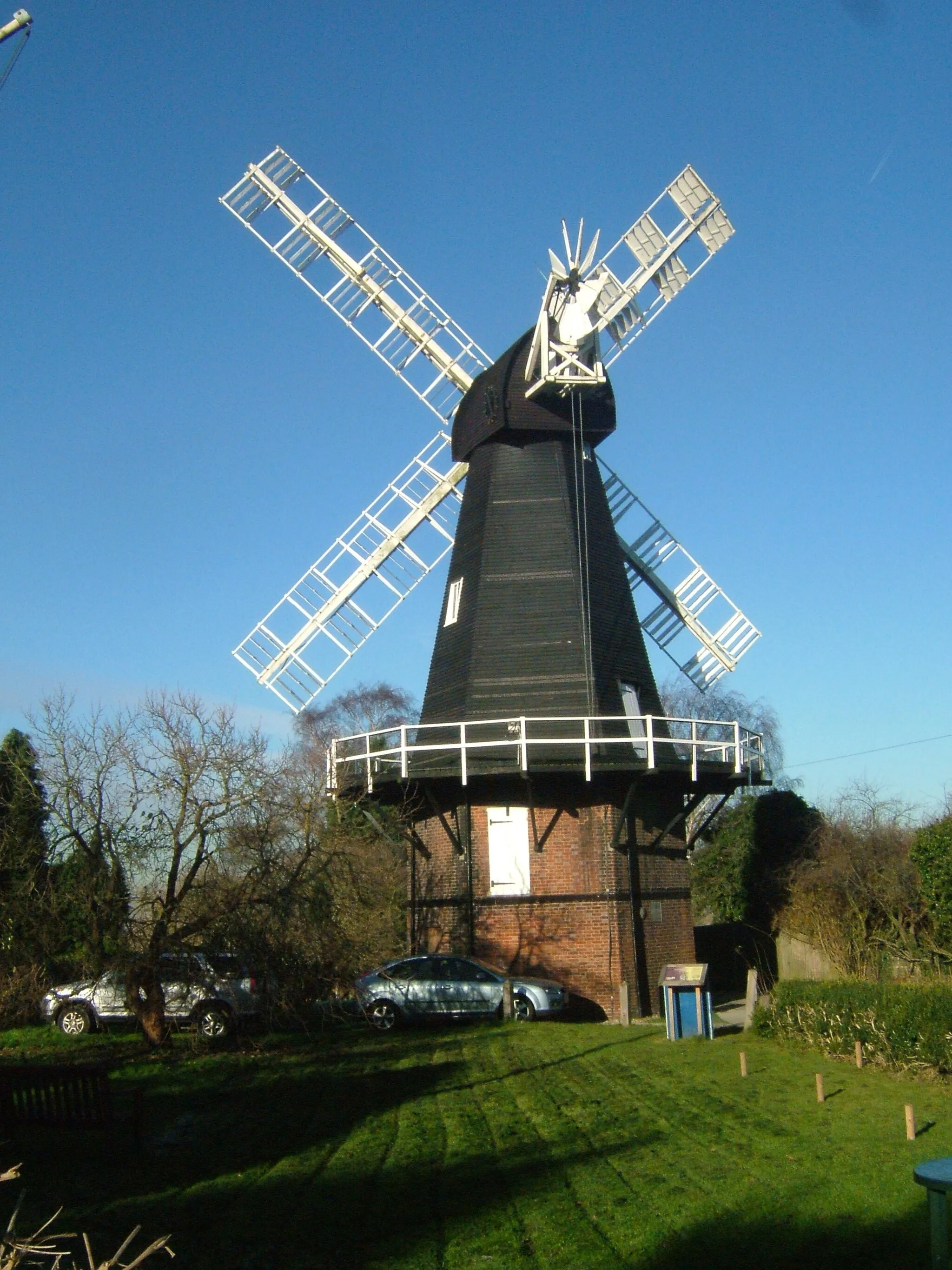 Photo showing: Meopham in Kent, is a linear village in Kent, England. The mill was built in 1801 by the Killick Brothers from Strood.
The windmill (portrait).

Camera location 51° 21′ 42.84″ N, 0° 21′ 13.68″ E View this and other nearby images on: OpenStreetMap 51.361900;    0.353800