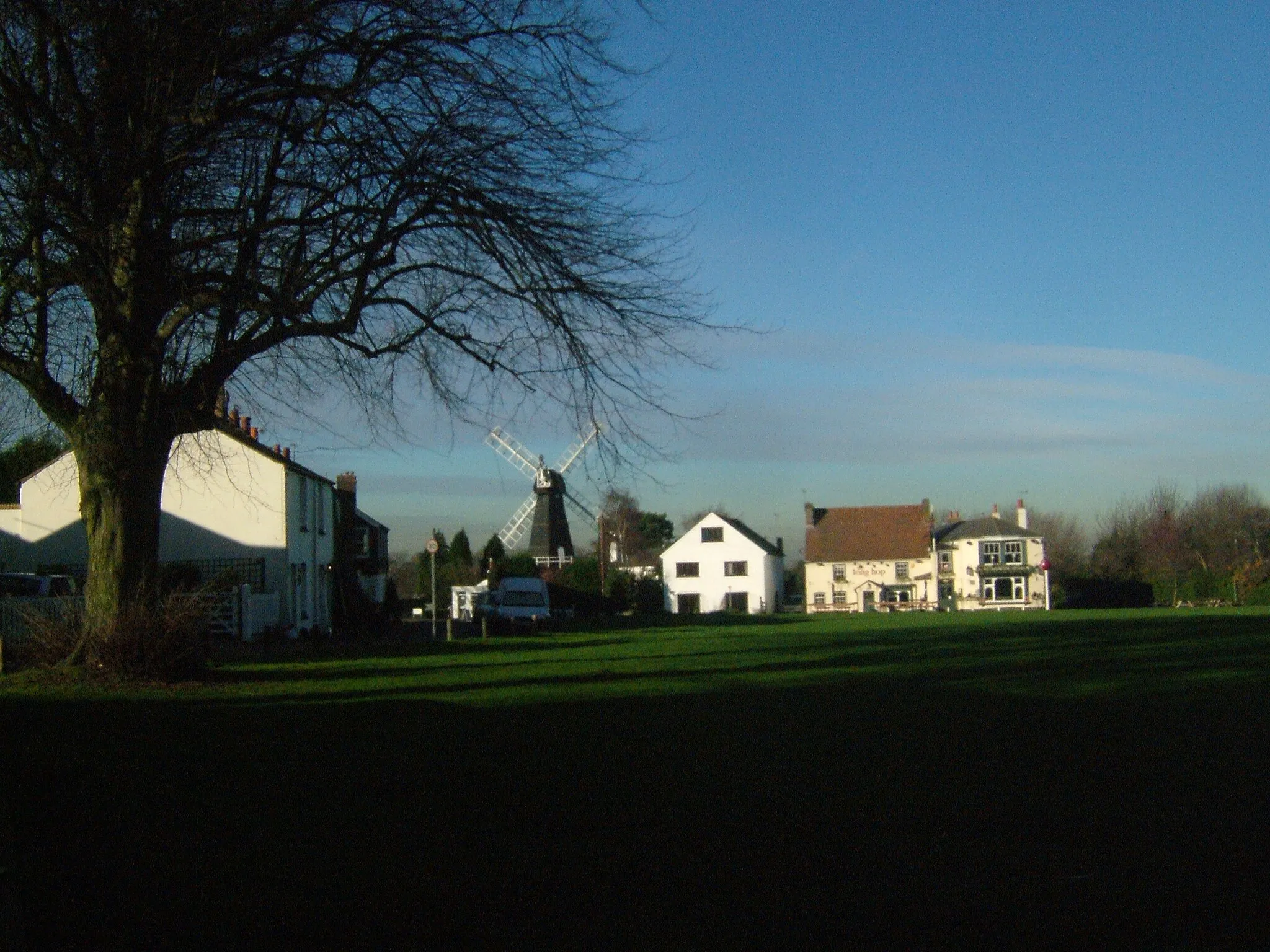 Photo showing: Meopham in Kent, is a linear village in Kent, England. The mill was built in 1801 by the Killick Brothers from Strood.
Meopham Green. Wide Angle.Cricket is played here in summer. The name of the pub is a pun on a cricketing term and a reference to the hops that were grown locally.

Camera location 51° 21′ 41.04″ N, 0° 21′ 20.52″ E View this and other nearby images on: OpenStreetMap 51.361400;    0.355700