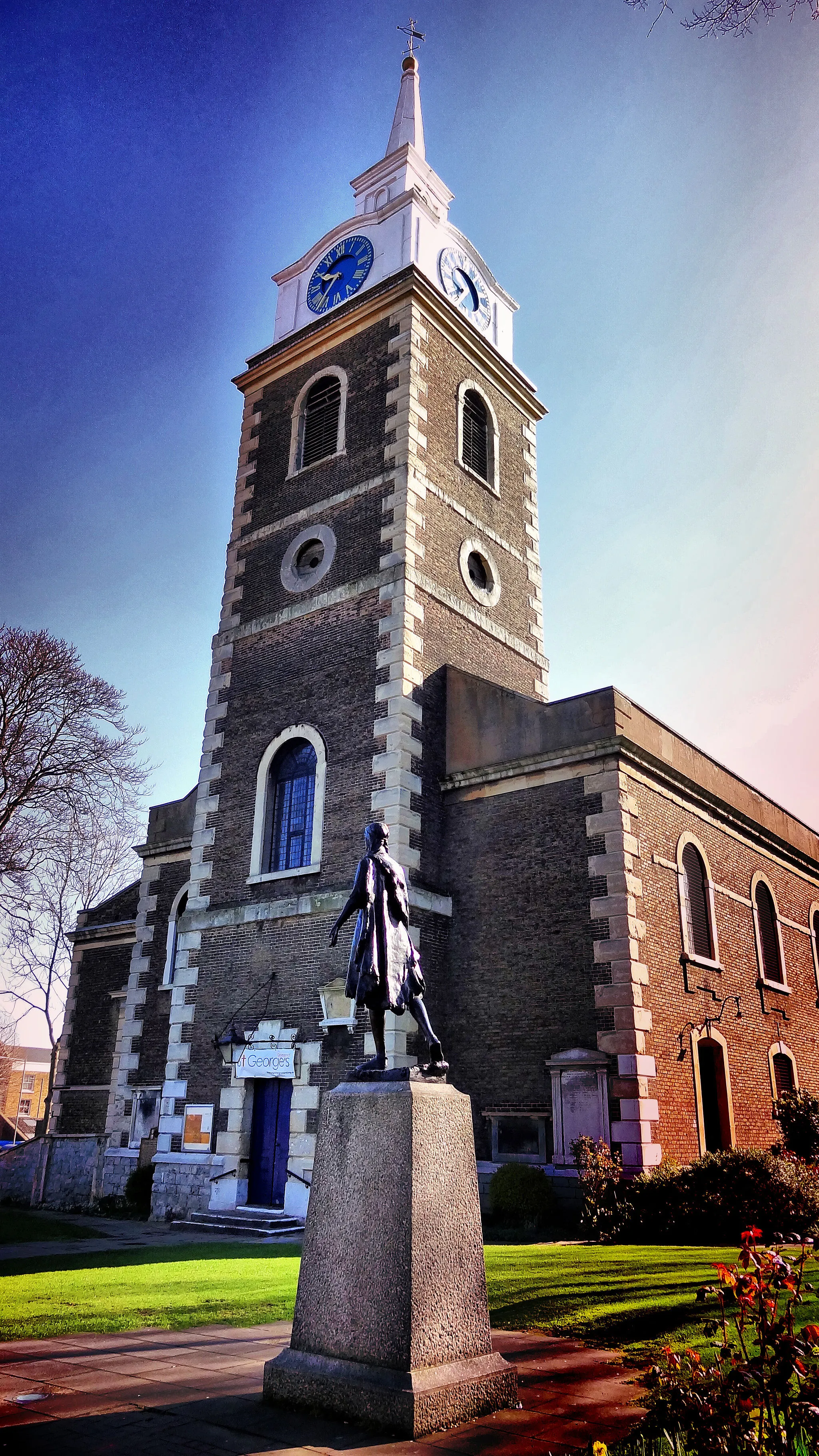 Photo showing: St Georges Church and Pocahontas Statue