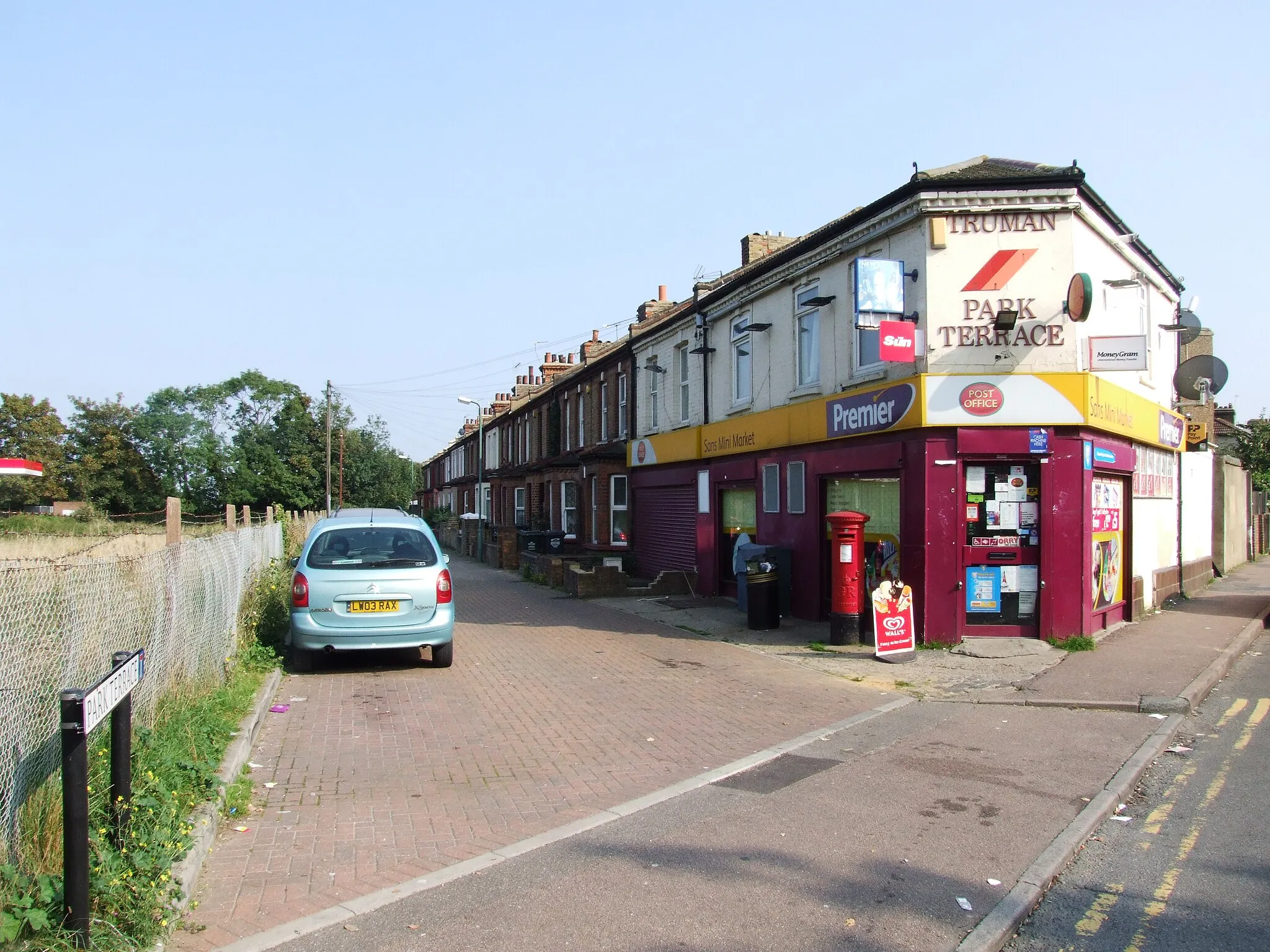 Photo showing: Park Terrace, Greenhithe