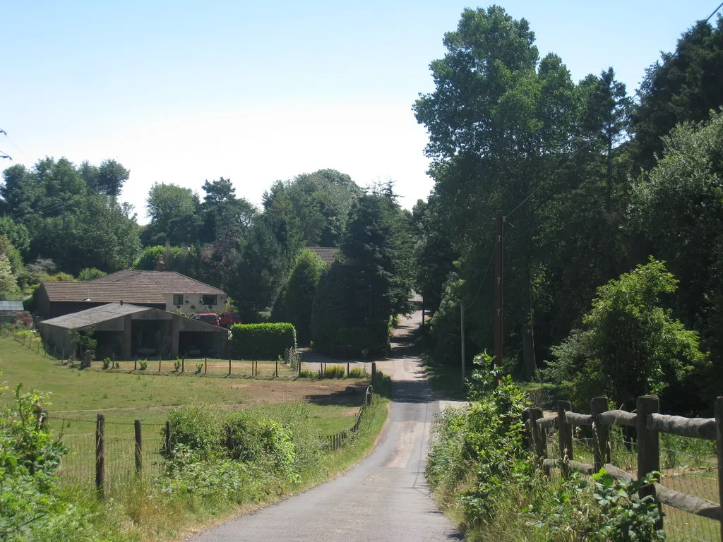 Photo showing: Barn and House near Beveridge Bottom Wood