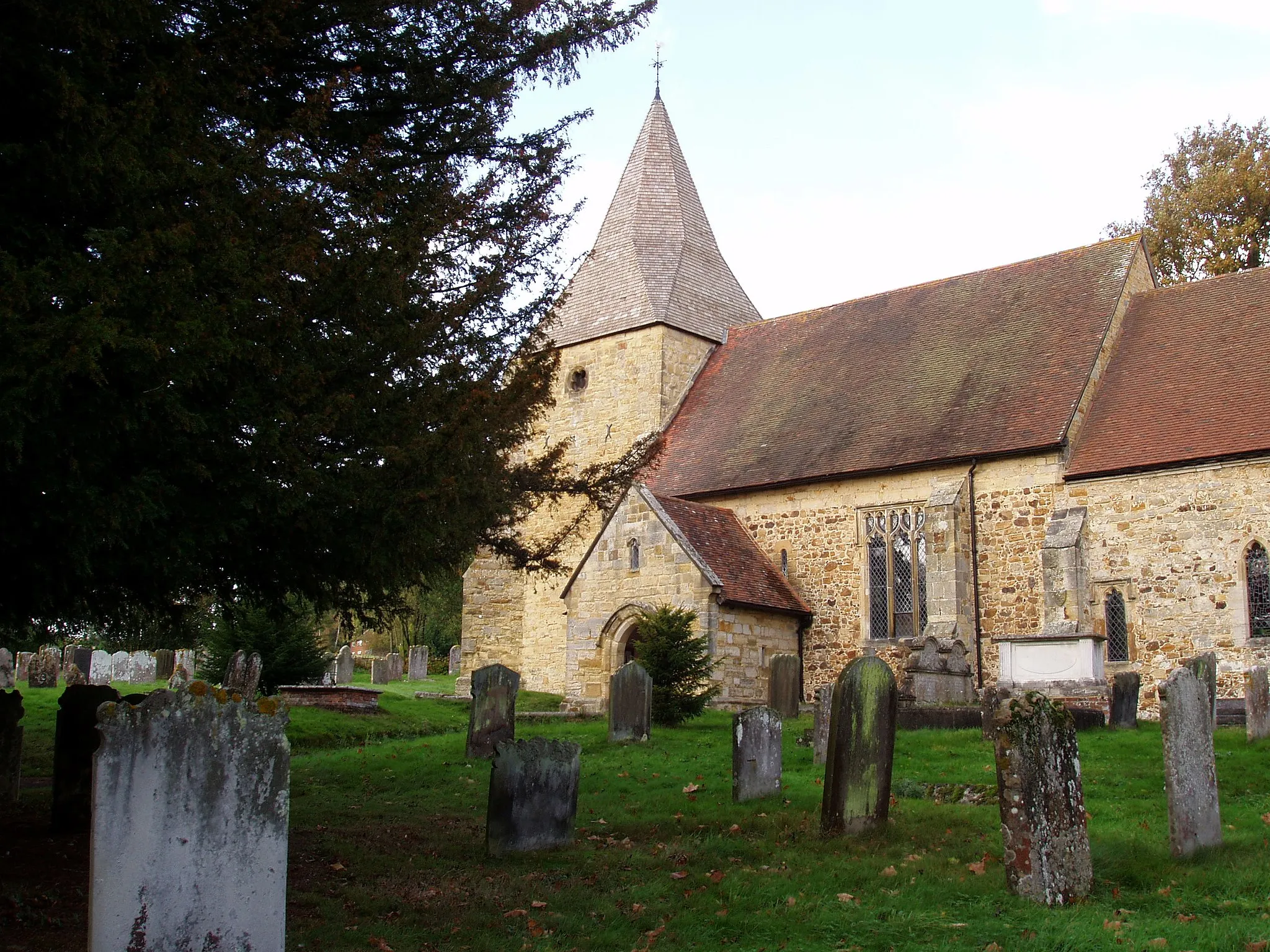 Photo showing: Nave and west tower of St Peter's Old Church, Pembury, Kent, seen from the southeast