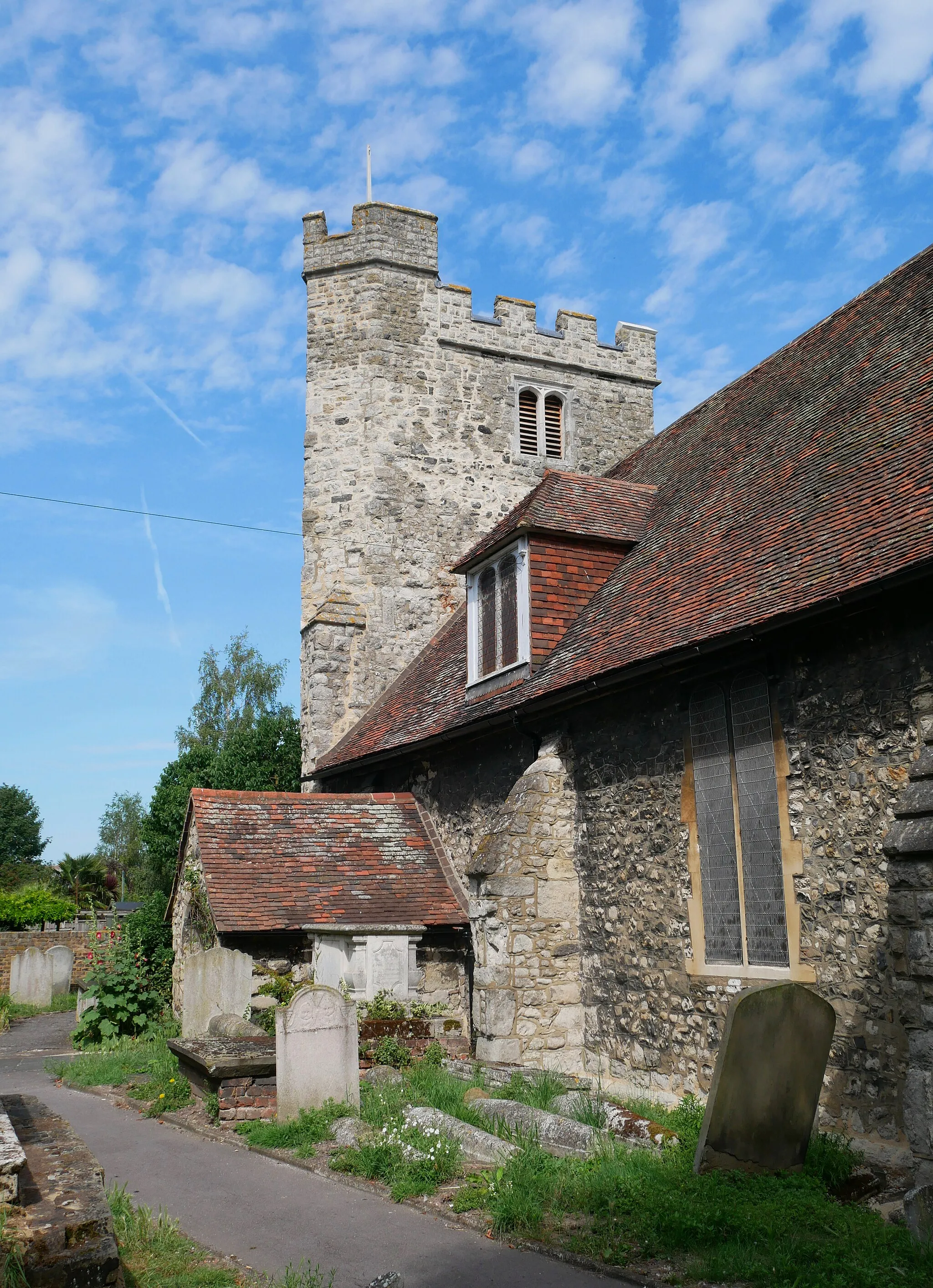 Photo showing: The southwest part of the Holy Trinity Church, Queenborough.