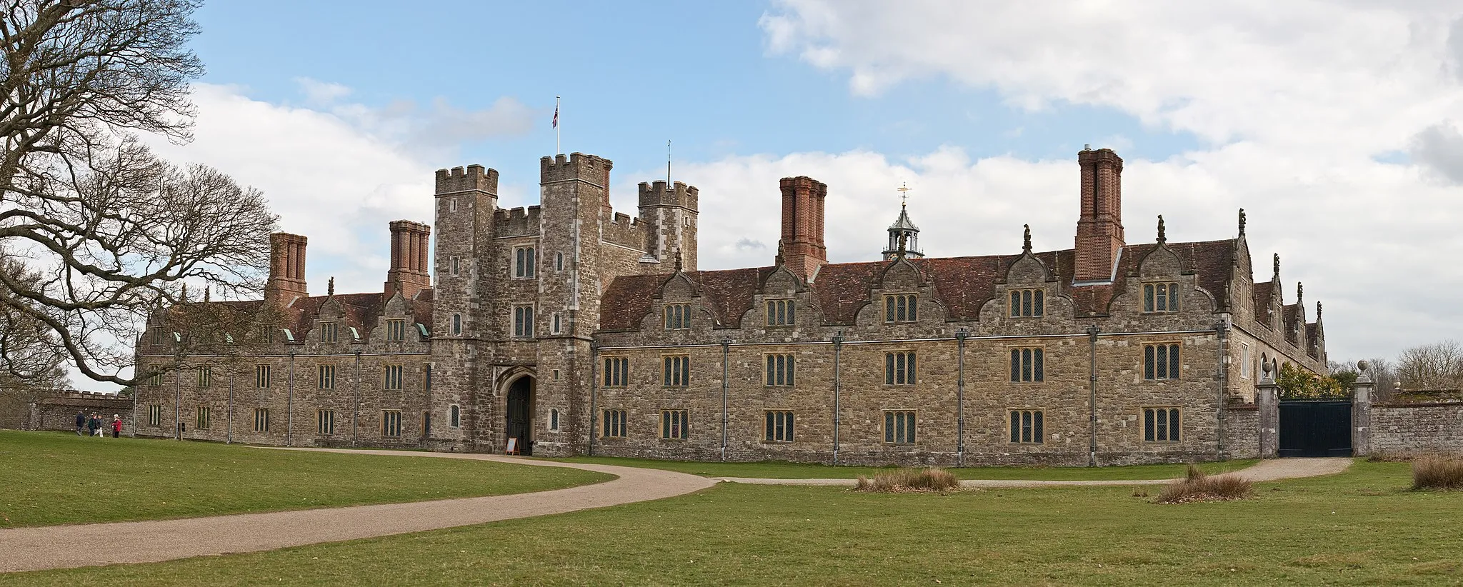 Photo showing: Knole as viewed from the grounds. Taken as a 5 segment panorama with a Canon 5D and 70-200mm f/2.8L lens.