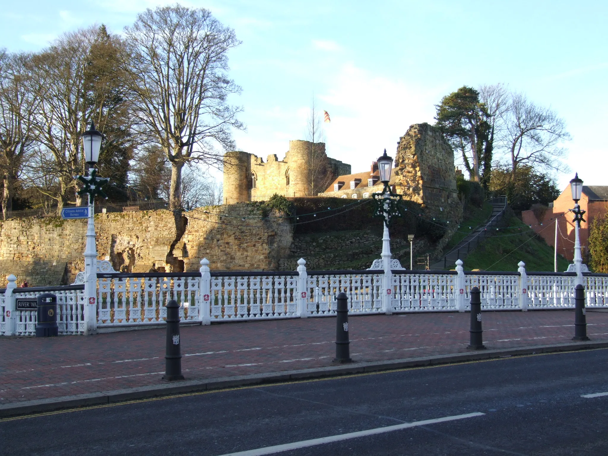 Photo showing: Tonbridge in Kent lies on the River Medway. The main channel passes under Big Bridge.Three channels have been culverted, the Botany Stream remains. Tonbridge is protected by Tonbridge Castle
Castle Big Bridge.

Camera location 51° 11′ 43.44″ N, 0° 16′ 30″ E View this and other nearby images on: OpenStreetMap 51.195400;    0.275000