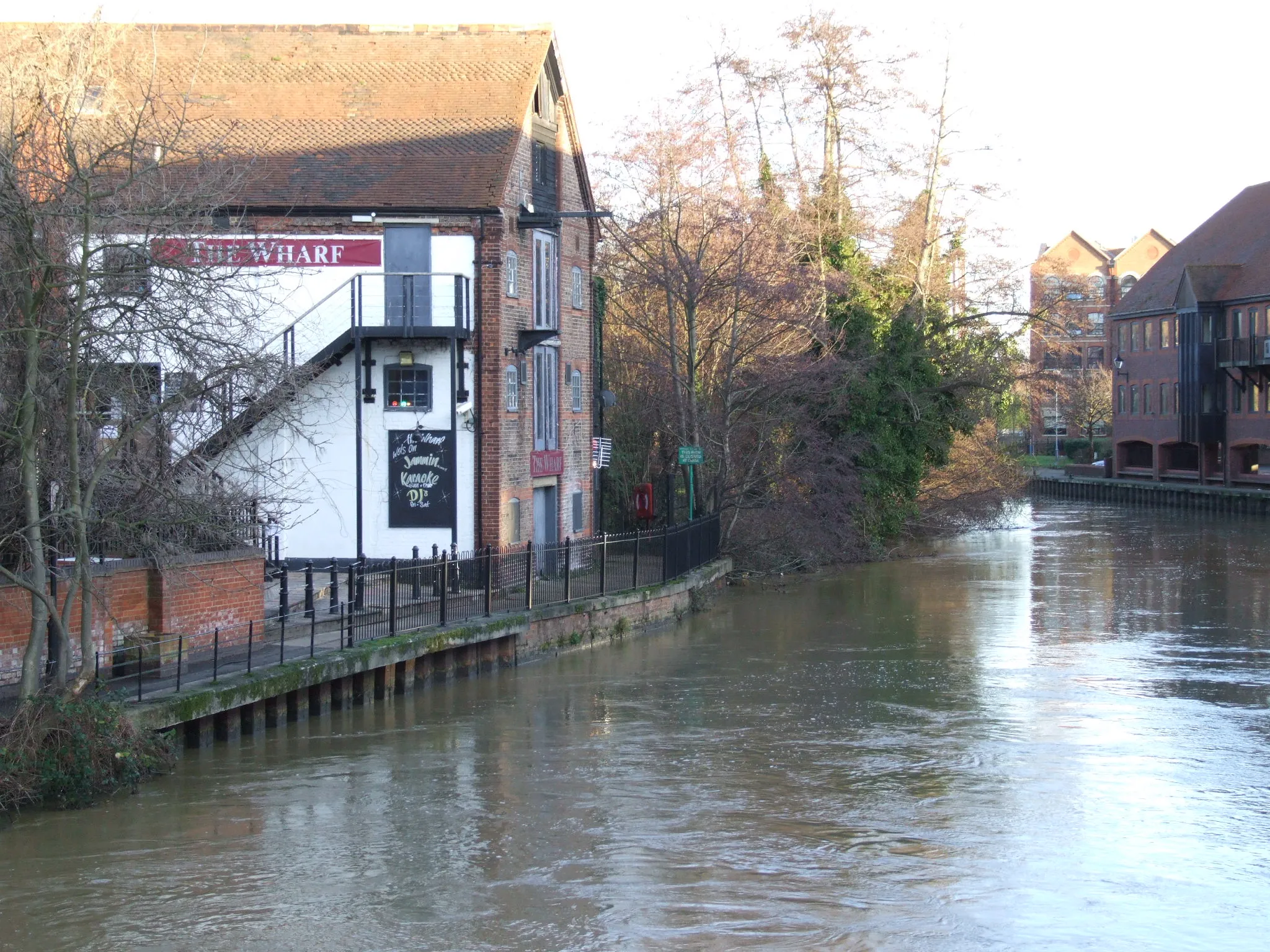 Photo showing: Tonbridge in Kent lies on the River Medway. The main channel passes under Big Bridge.Three channels have been culverted, the Botany Stream remains. Tonbridge is protected by Tonbridge Castle
River Medway downstream from Big Bridge showing the wharves

Camera location 51° 11′ 43.44″ N, 0° 16′ 30″ E View this and other nearby images on: OpenStreetMap 51.195400;    0.275000