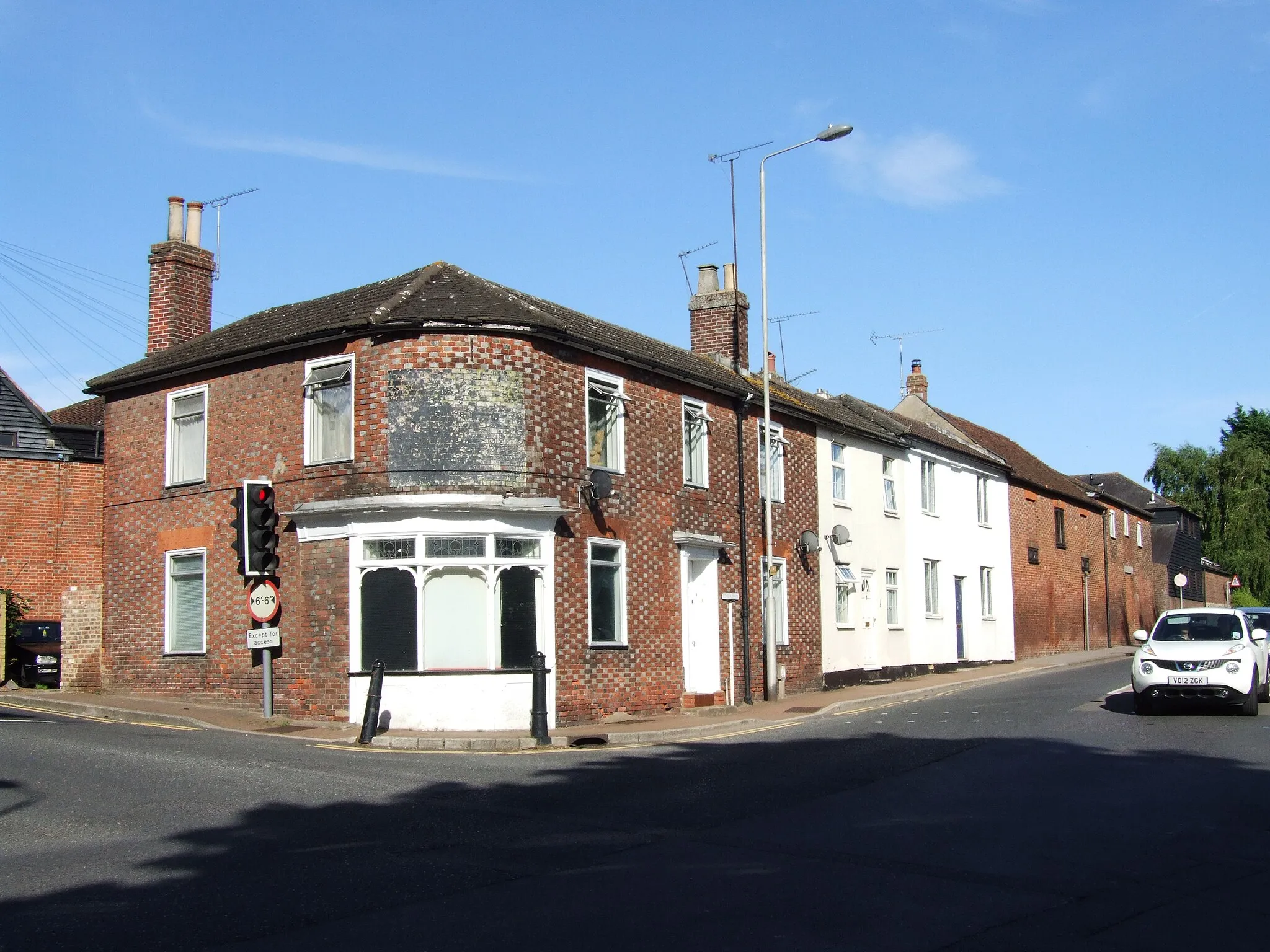 Photo showing: Junction of Tonbridge Road and Red Hill, Wateringbury