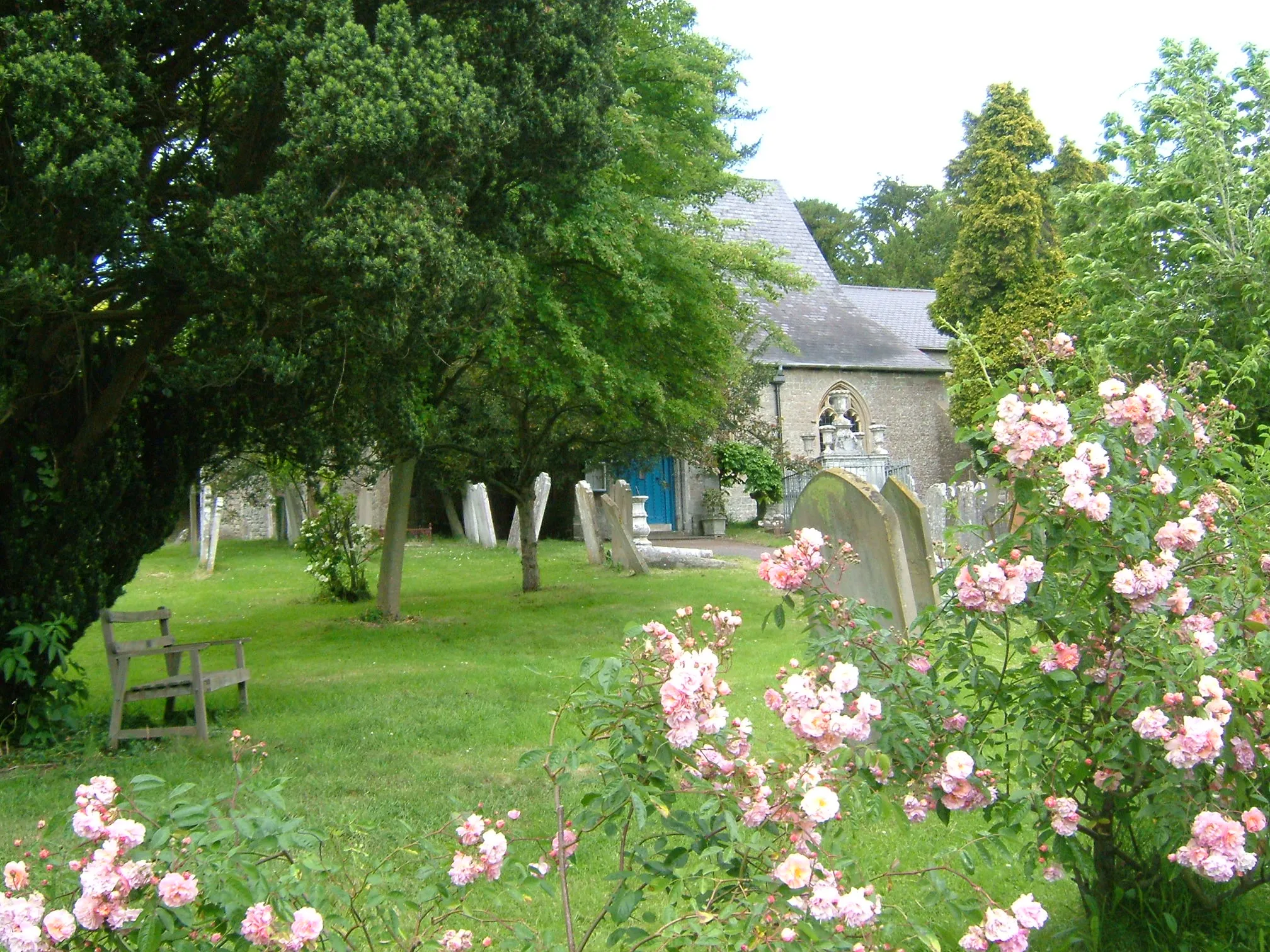 Photo showing: Churchyard of St John the Baptist, Wateringbury, complete with churchyard yew. Camera location 51° 15′ 25.56″ N, 0° 24′ 49.32″ E View this and other nearby images on: OpenStreetMap 51.257100;    0.413700