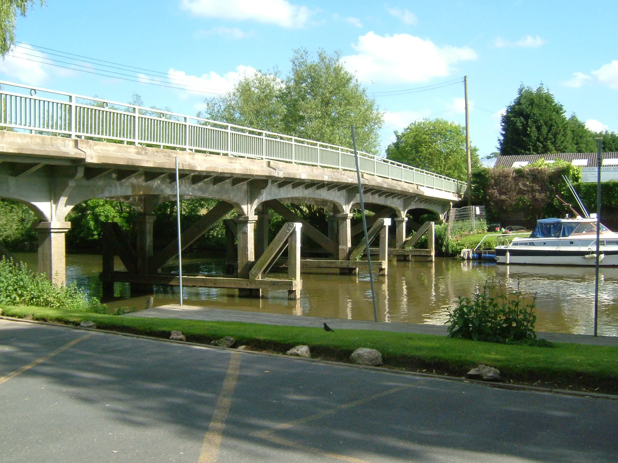 Photo showing: Bow Bridge, Wateringbury, on the River Medway, in Kent, 13km from  Allington. Taken fron the north bank. The water is +7.31m above mean sea level. 10.4km above Allington. Close by is Wateringbury station. The road leads from the village to Yalding. Camera location 51° 14′ 56.04″ N, 0° 25′ 15.24″ E View this and other nearby images on: OpenStreetMap 51.248900;    0.420900