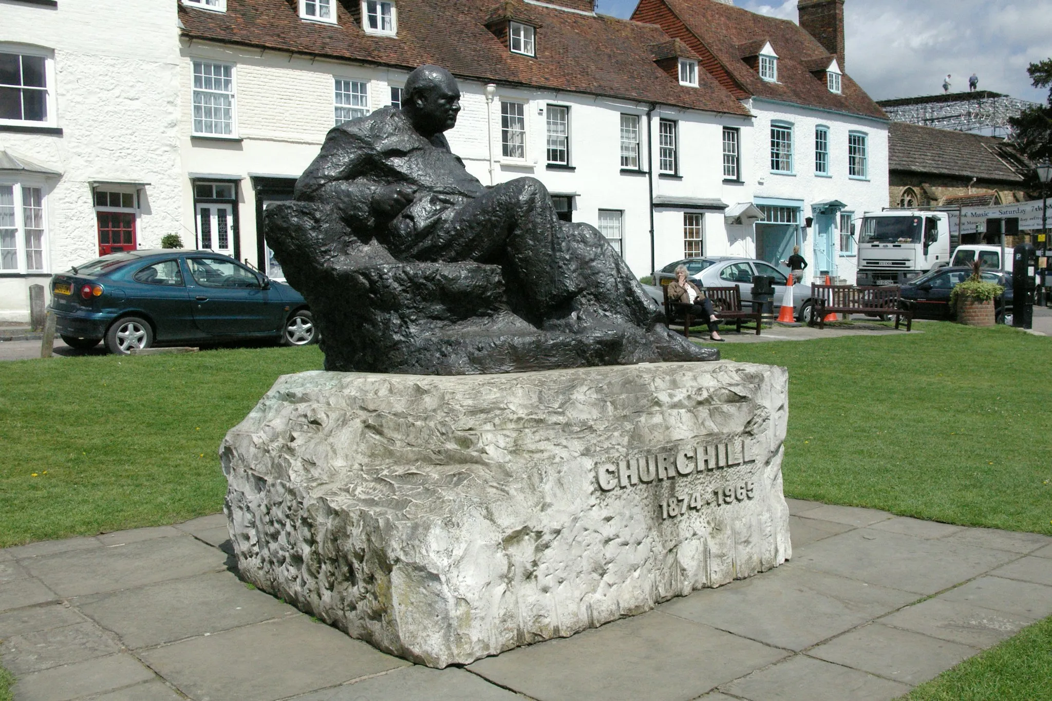 Photo showing: Statue of Sir Winston Churchill at Westerham, Kent, by Oscar Nemon. Erected 1969 on a stone plinth donated by Marshall Tito of Yugoslavia.