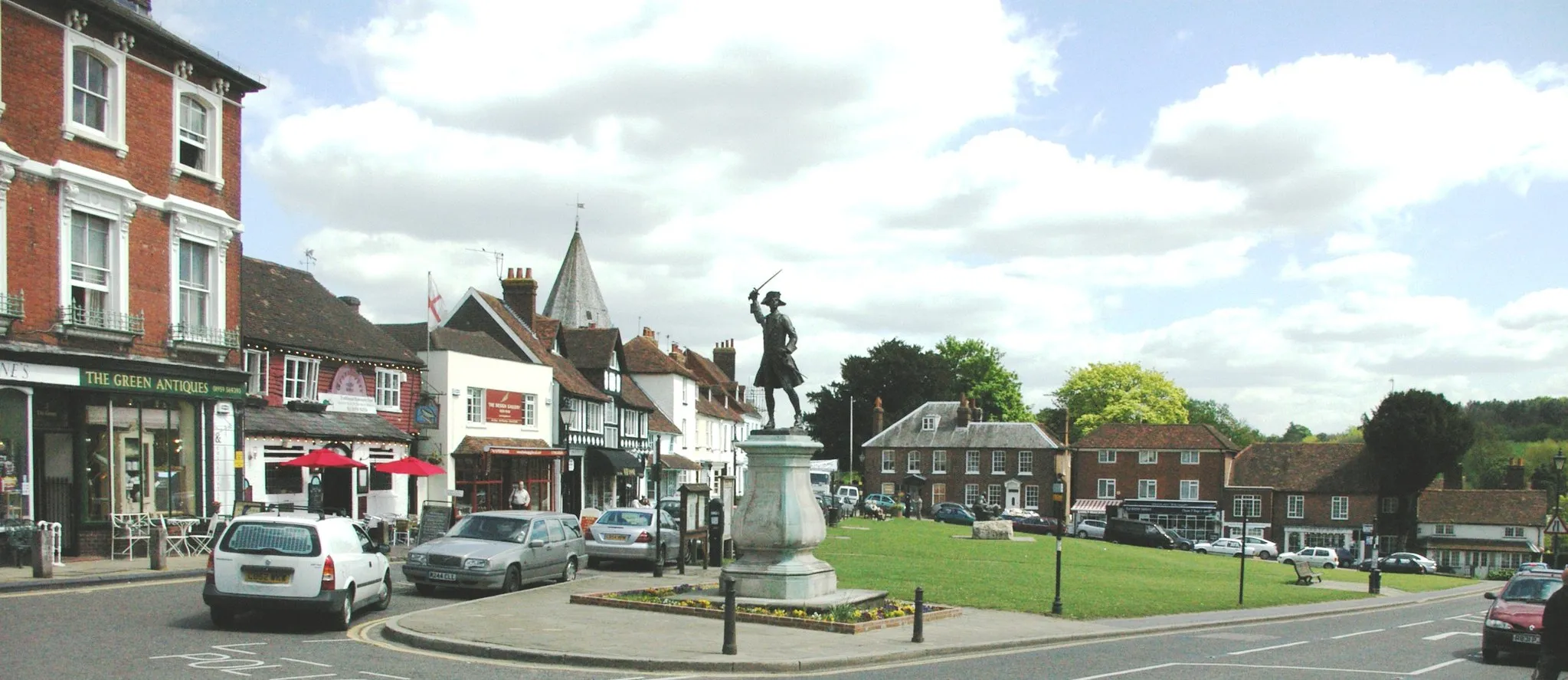 Photo showing: Westerham, Kent, with the statue of General Wolfe in the foreground.

Digital photo by me, Ross Burgess, 6 May 2005.