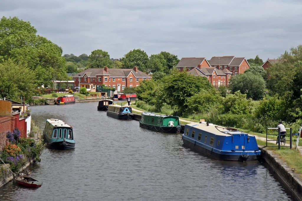 Photo showing: Moorings, Leeds and Liverpool Canal, Appley Bridge