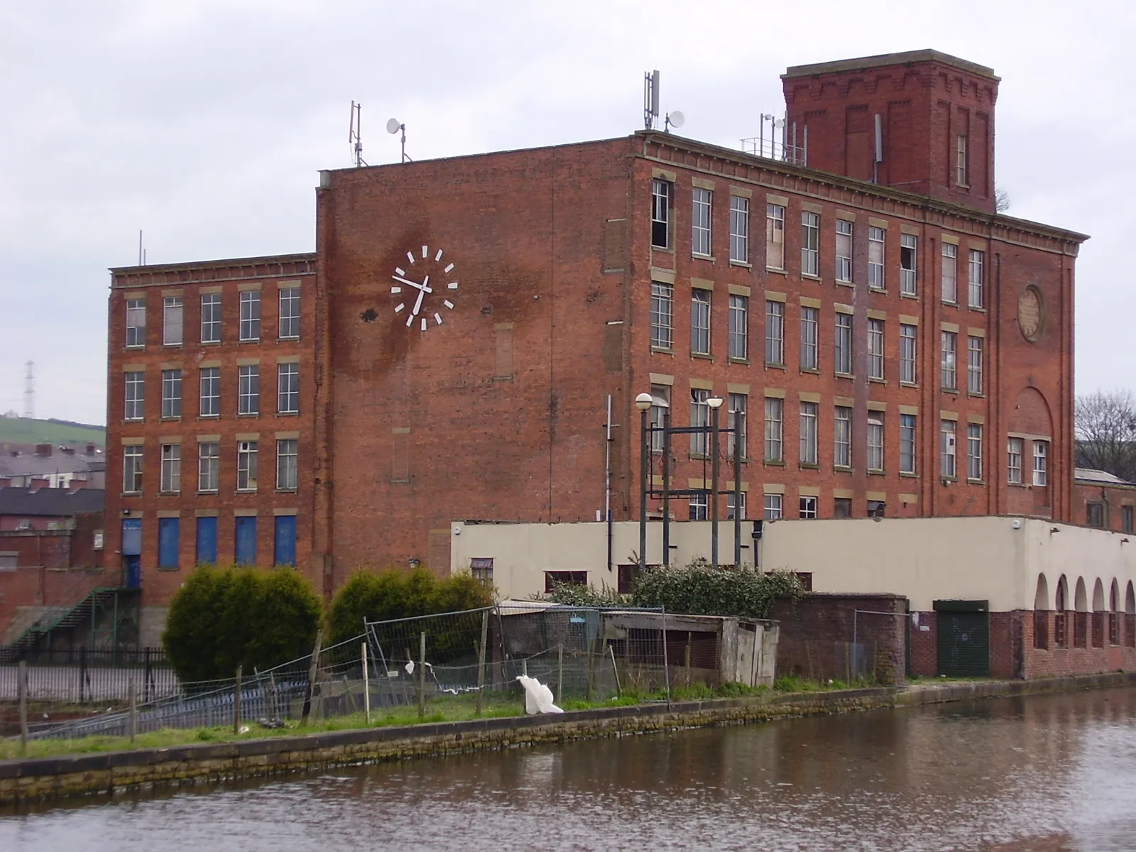 Photo showing: Albion Mill - disused textile mill near Ewood in Blackburn