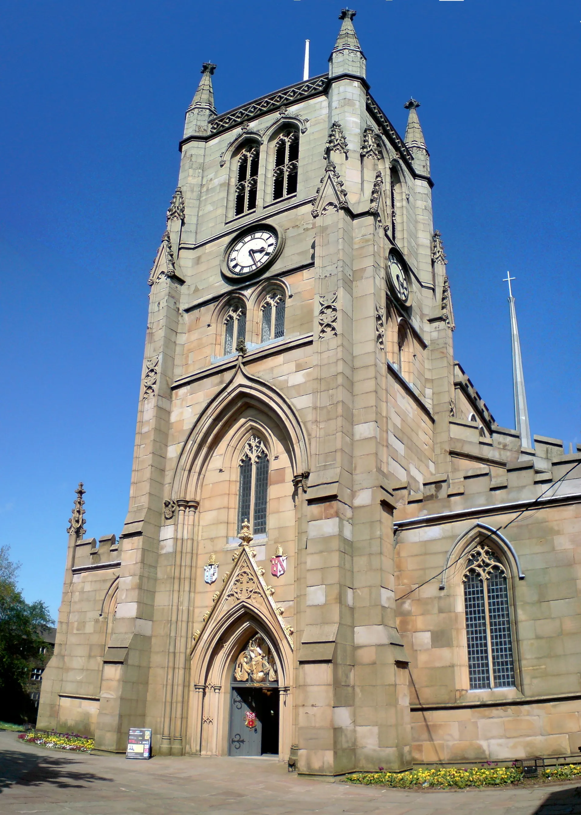 Photo showing: Front of Blackburn Cathedral