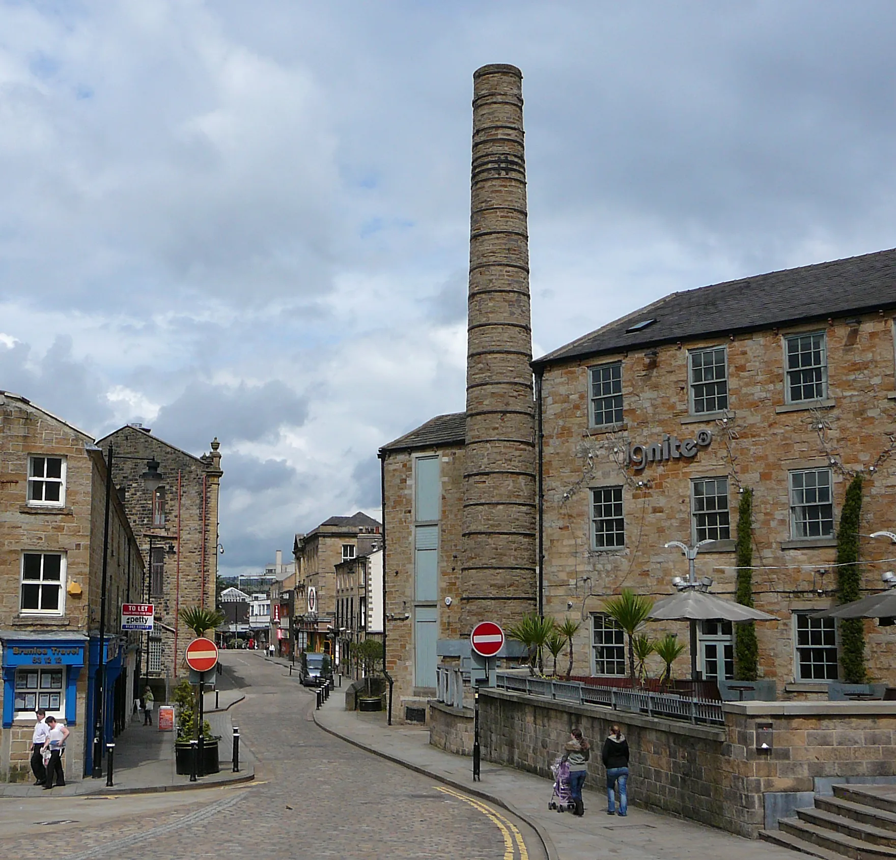 Photo showing: One of Burnley's main areas for nightlife