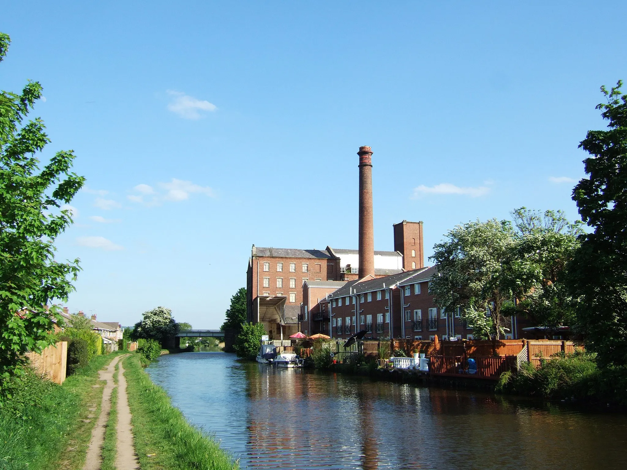 Photo showing: Ainscough Flour Mill on the Leeds and Liverpool Canal, Burscough.