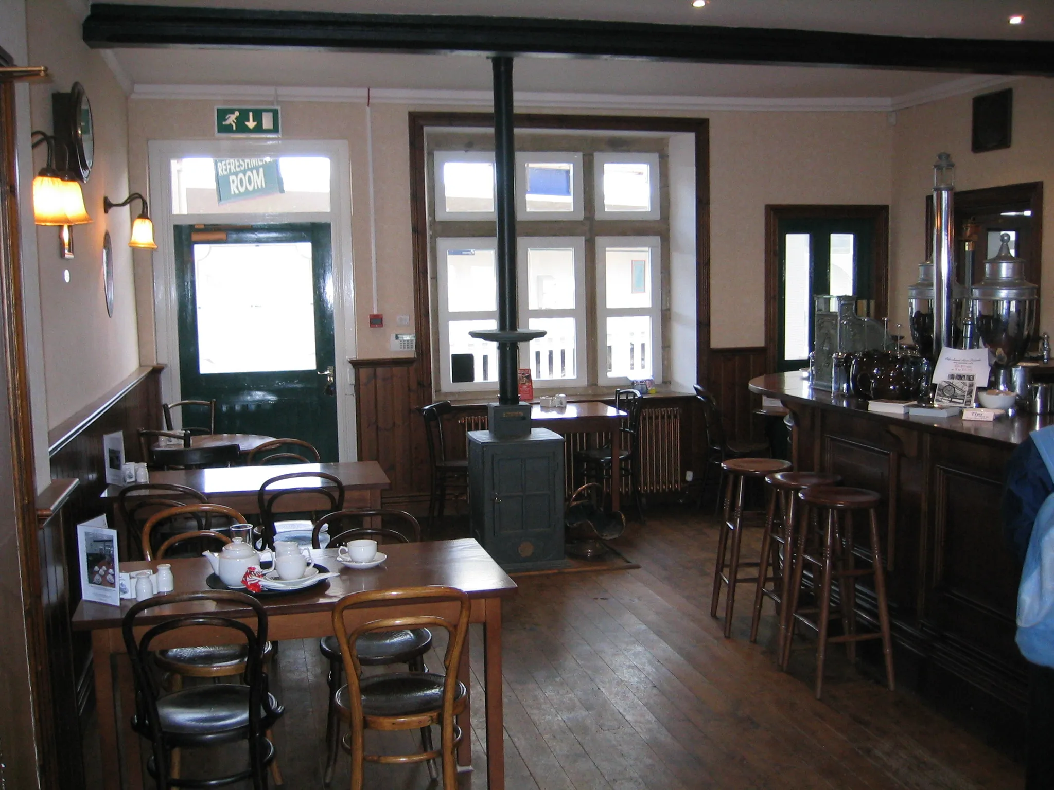 Photo showing: Carnforth railway station refreshment room