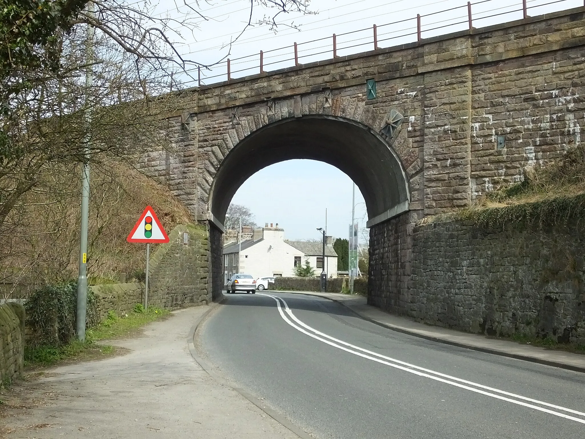 Photo showing: Galgate is south of Lancaster University , Lancaster, Lancashire. In the parish of Ellel, it is on the River Conder, A6 road, the Lancaster Canal, the West Coast Main Line and National Cycle Route 6. It is home to the former Galgate Silk Mill.