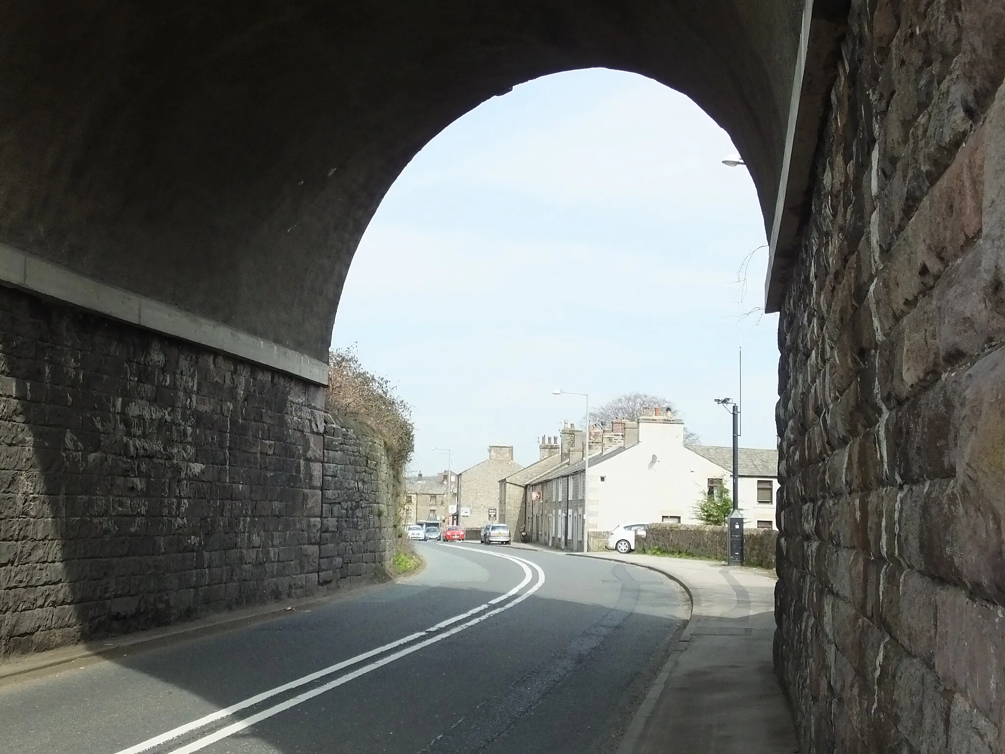 Photo showing: Galgate is south of Lancaster University , Lancaster, Lancashire. In the parish of Ellel, it is on the River Conder, A6 road, the Lancaster Canal, the West Coast Main Line and National Cycle Route 6. It is home to the former Galgate Silk Mill.