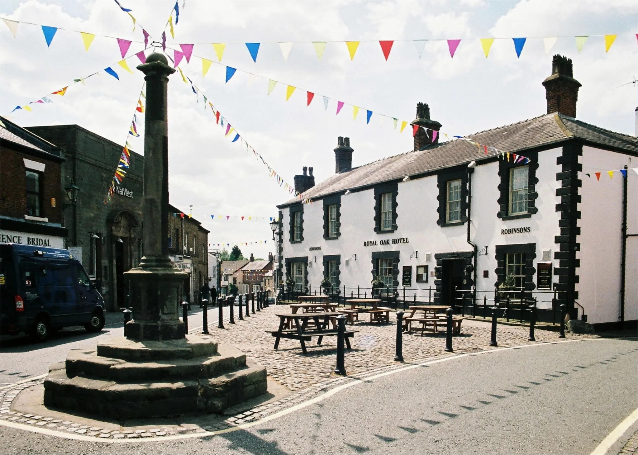 Photo showing: The market cross and Royal Oak in Garstang, Lancashire, England