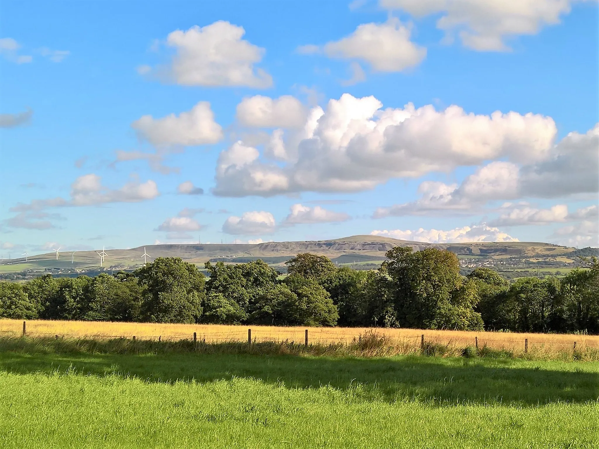 Photo showing: Hameldon Hill from Read Hall Park in Lancashire