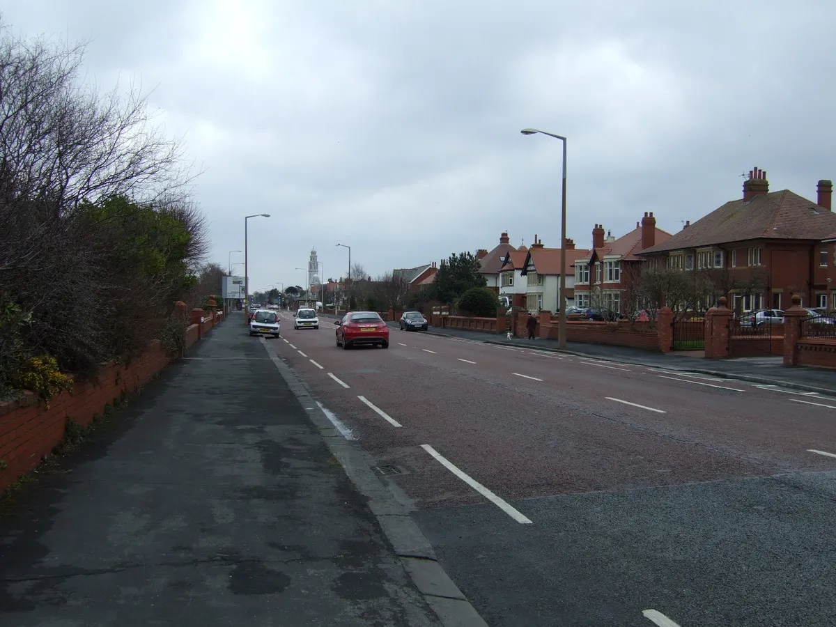 Photo showing: Clifton Drive (A584)