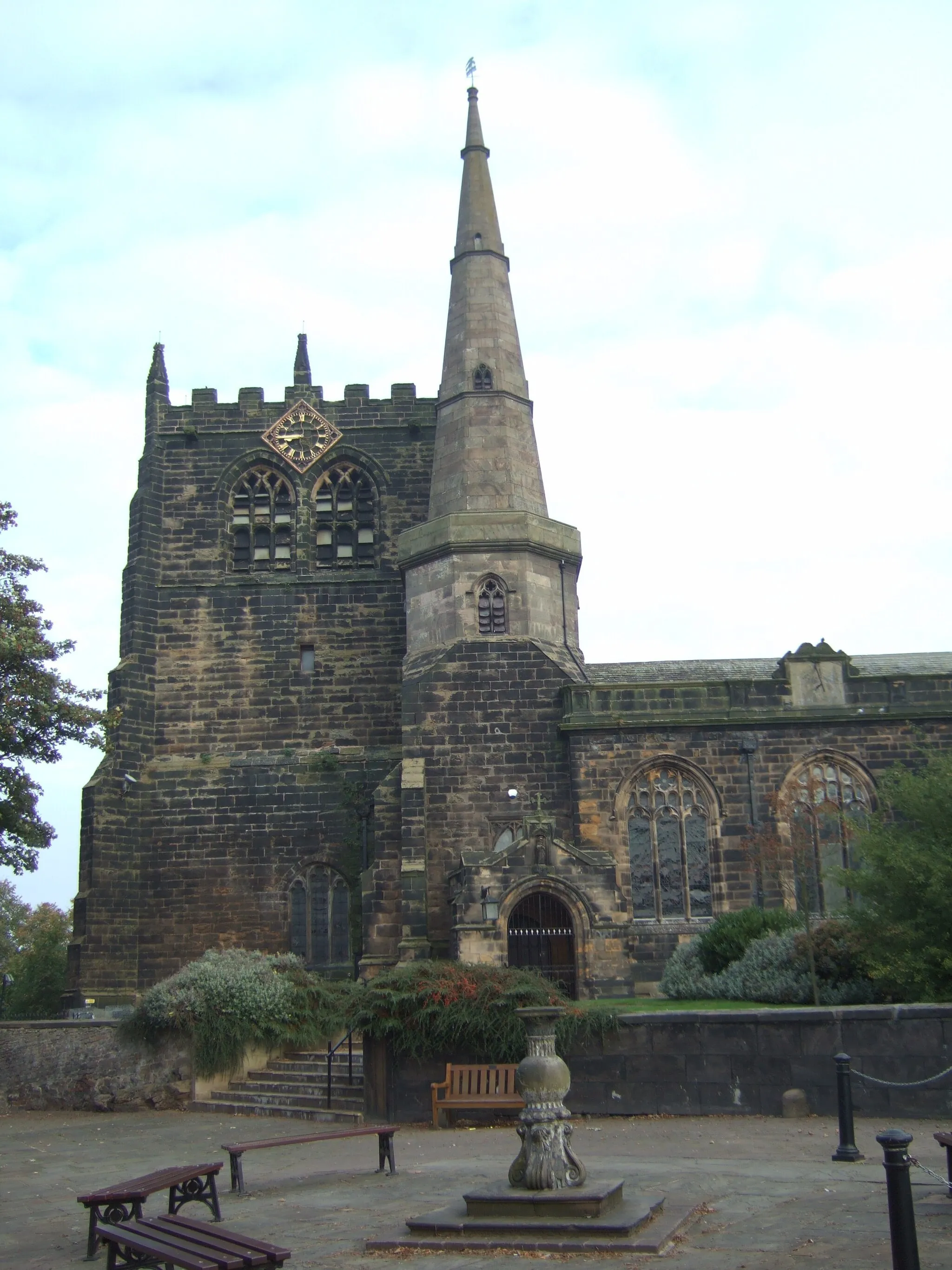 Photo showing: Ormskirk Parish Church (St. Peter & St. Paul), in Ormskirk, Lancashire, England. It is one of only three parish churches in the whole of England to have both a tower and a spire, and unique in having both at the same end of the building.