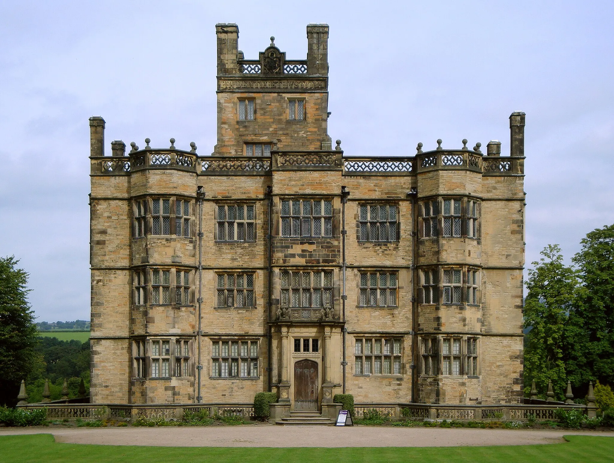 Photo showing: Gawthorpe hall, Padiham seen from the south east