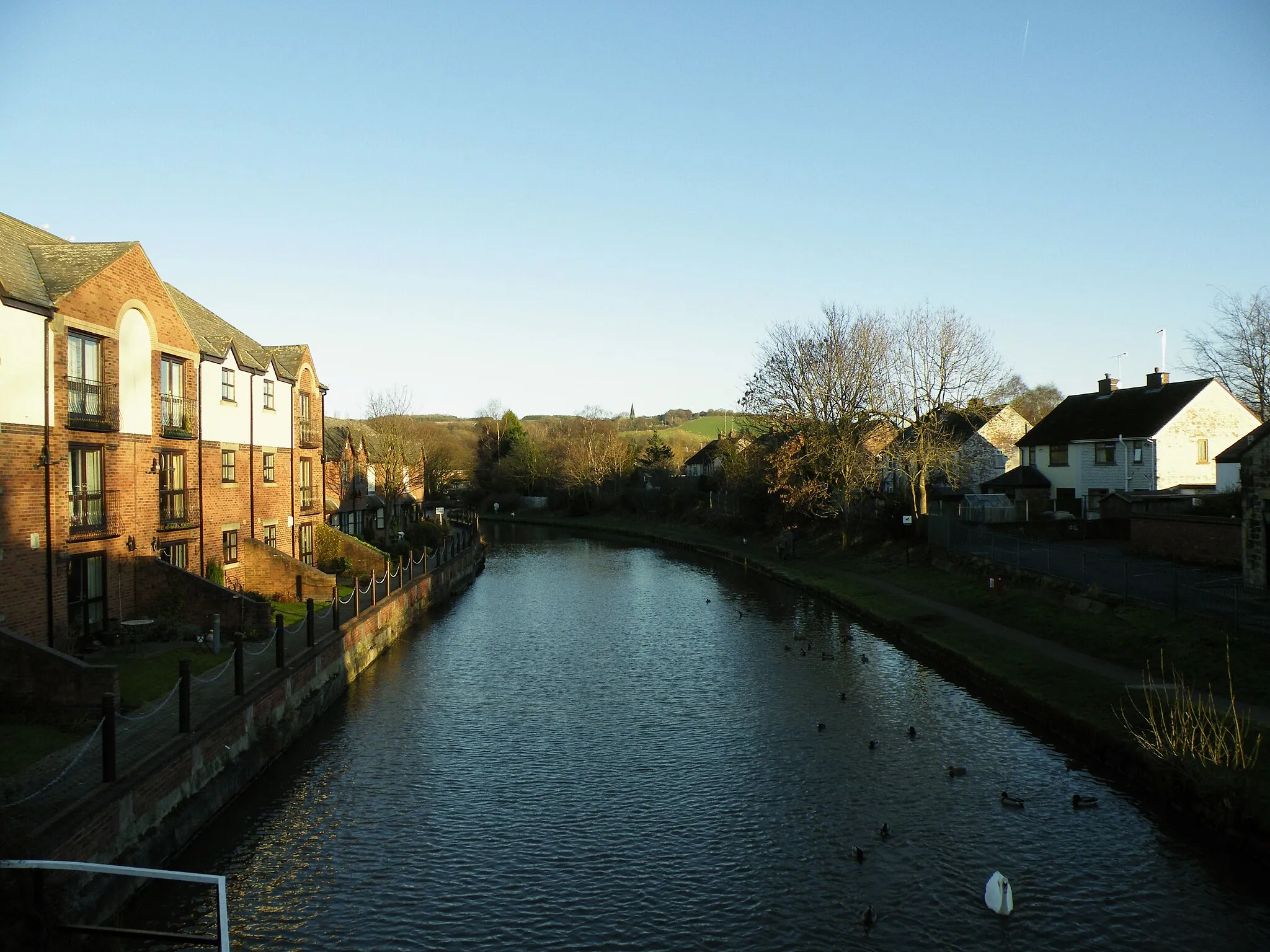 Photo showing: View of the Leeds-Liverpool Canal running through Parbold.