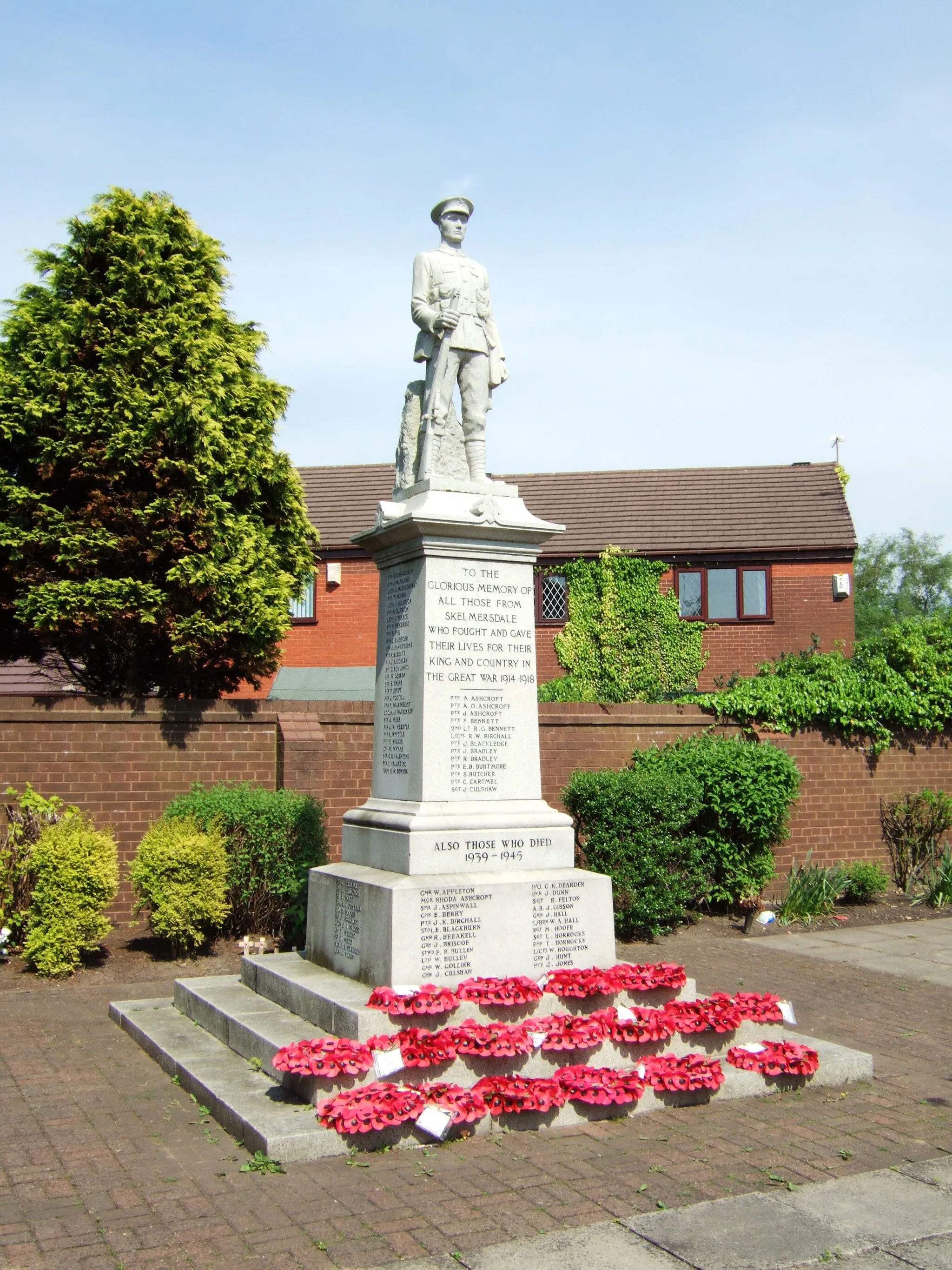 Photo showing: War memorial in Skelmersdale, Lancashire, commemorating local soldiers killed in World War I and World War II.