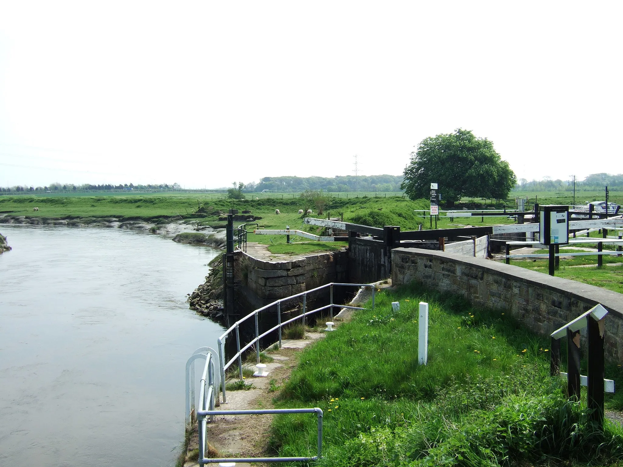 Photo showing: Tarleton Lock, where the Rufford Branch of the Leeds and Liverpool Canal runs into the River Douglas.