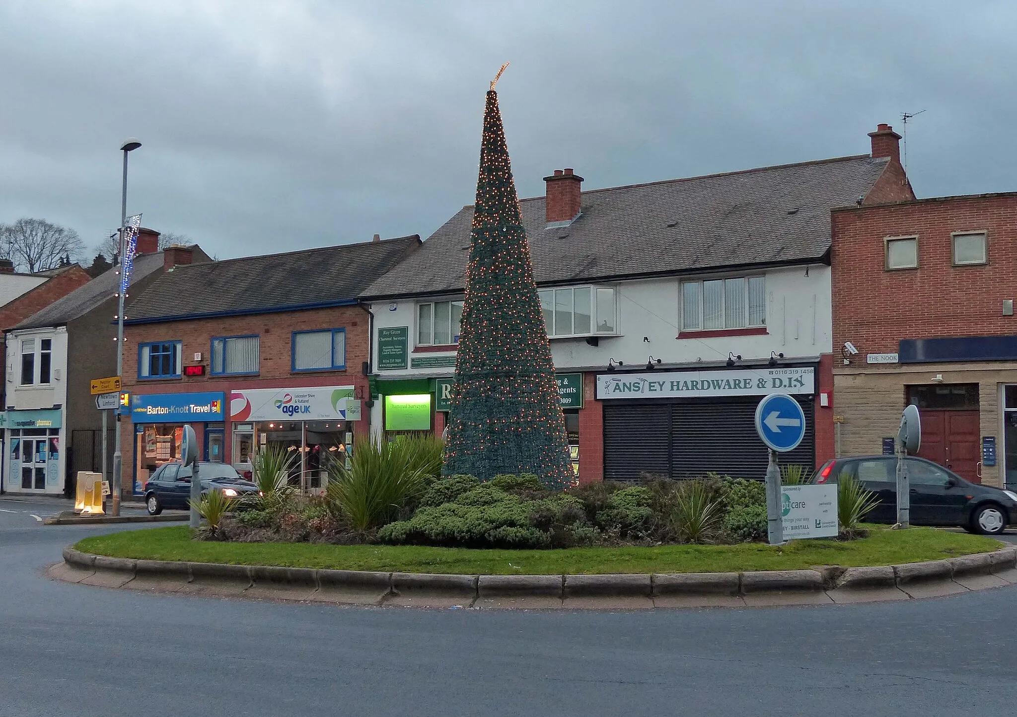 Photo showing: Christmas decorations at the Nook in Anstey