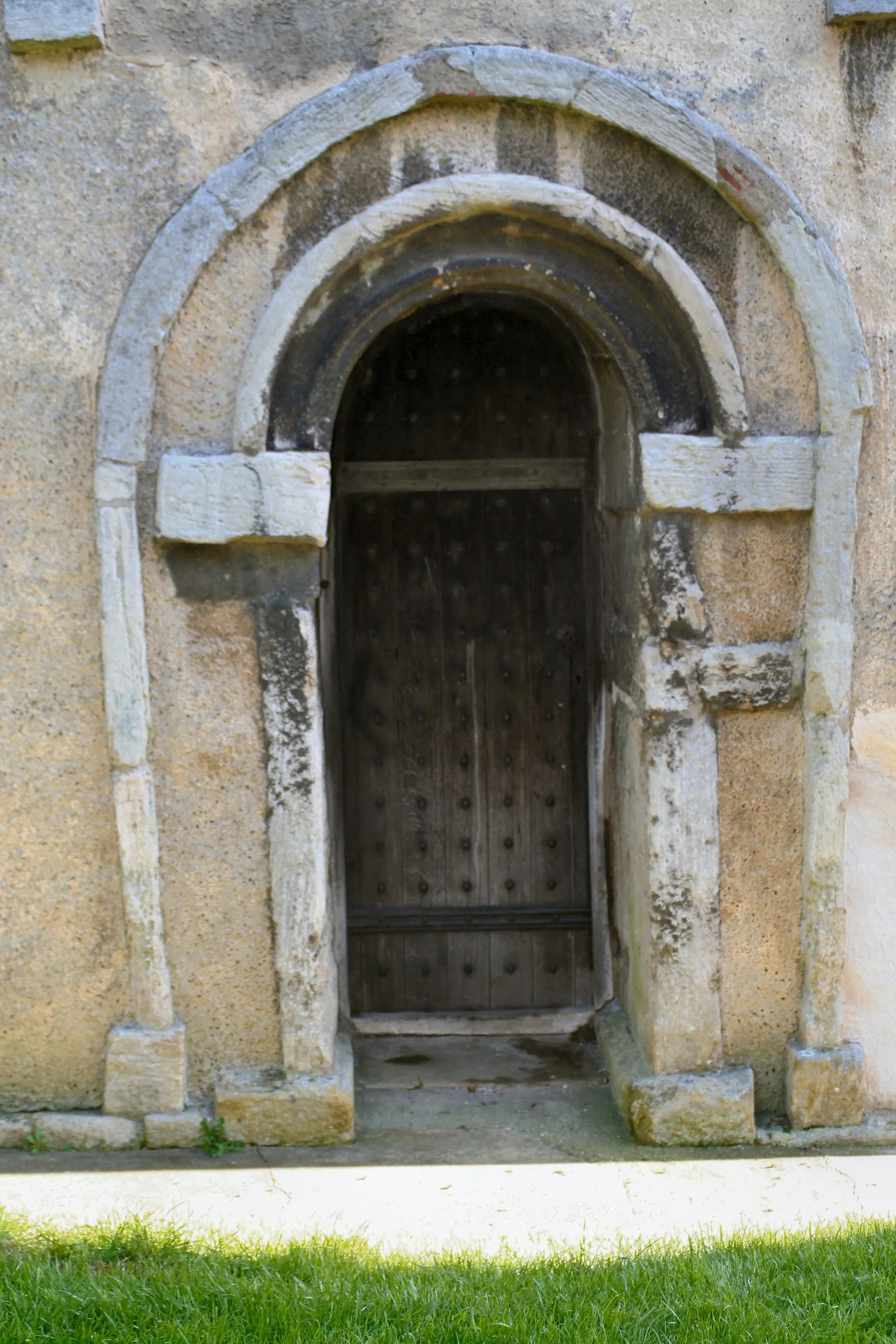 Photo showing: West doorway in the 10th-century Saxon tower of All Saints' parish church, Earls Barton, Northamptonshire