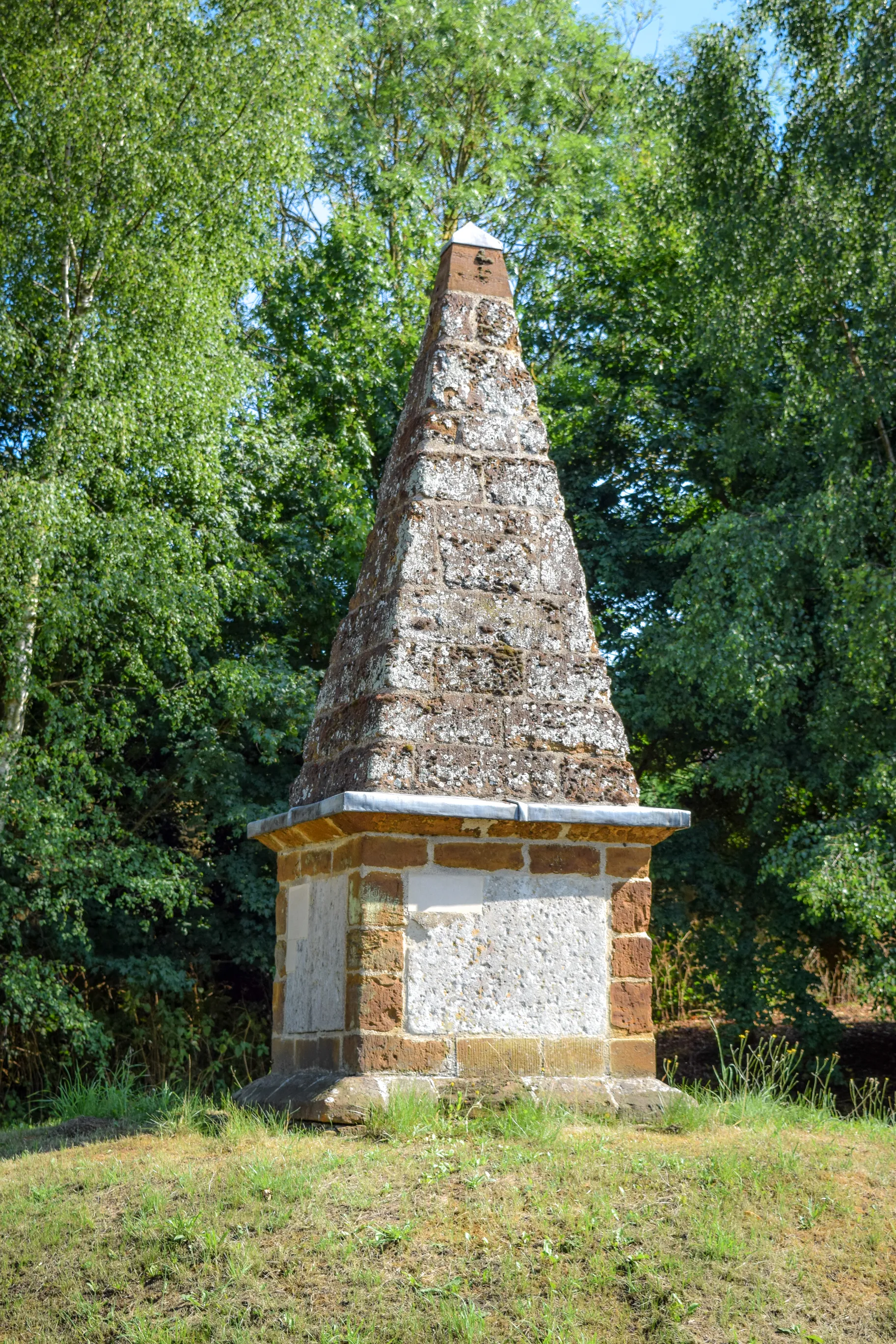 Photo showing: The Finedon Obelisk was erected in 1798 by John English Dolben Esq. as a way marker and to record the blessings of that year, which are thought to include the return to sanity of King George III.