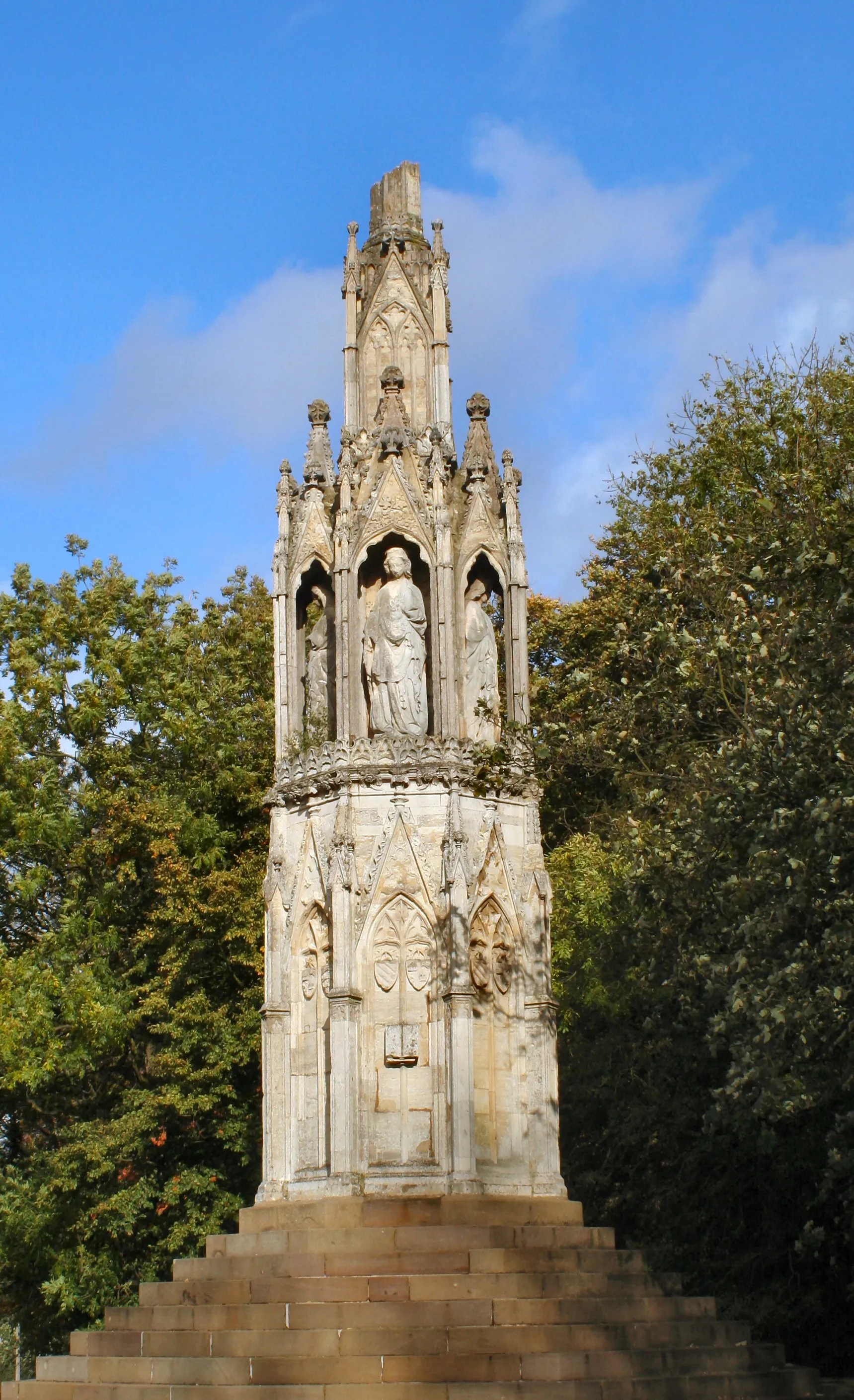 Photo showing: The en:Northampton Queen Eleanor Cross; picture taken (c) by R Neil Marshman 28 October 2005