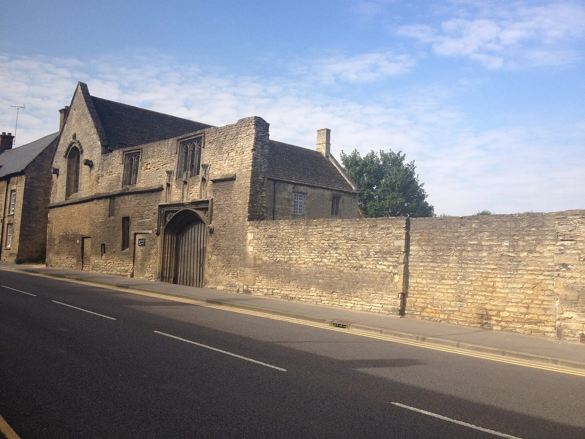 Photo showing: South range and remains of the east range of Chichele College, Higham Ferrers, Northamptonshire, seen from the northeast from College Street