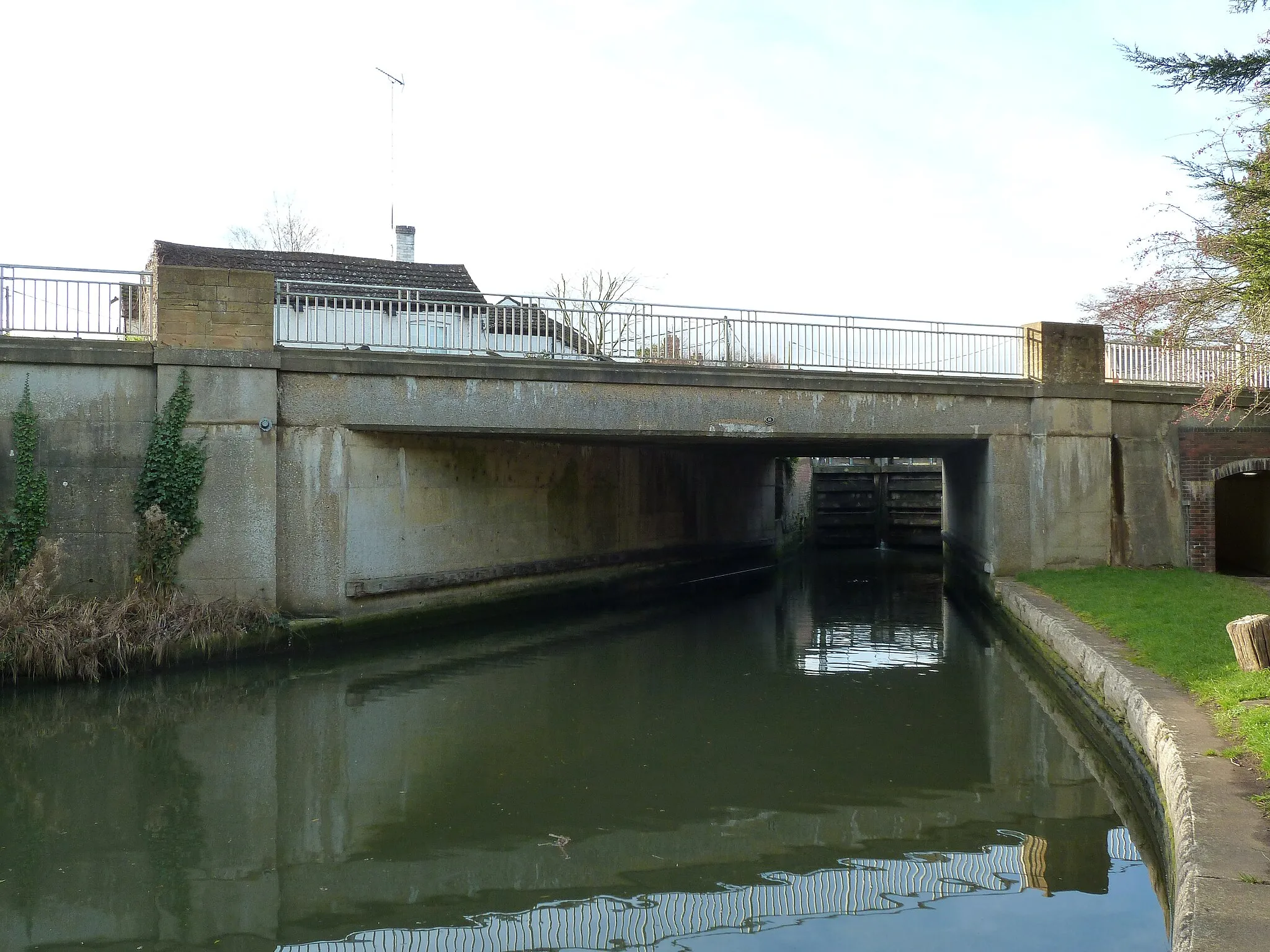 Photo showing: Bridge 11, Grand Junction Canal - A5