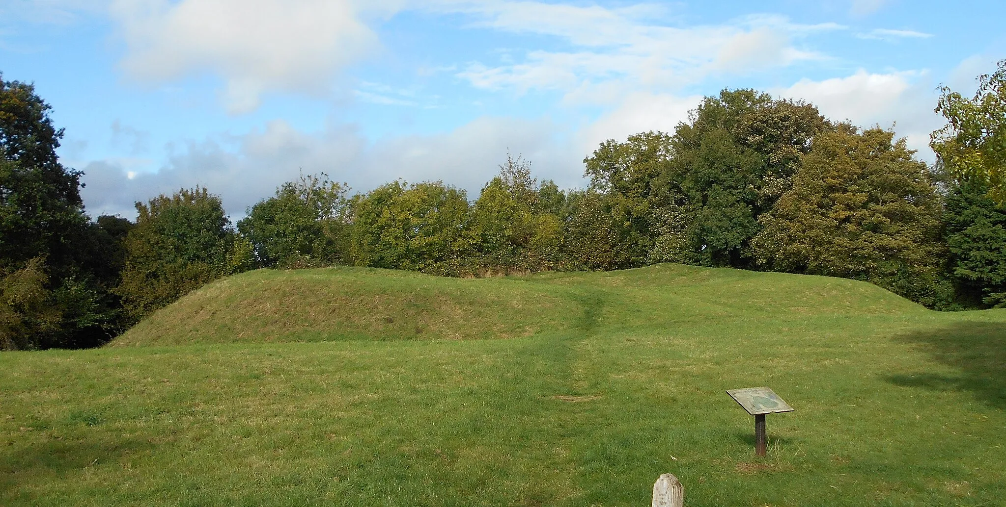 Photo showing: The surviving earthworks of Long Buckby Castle, a Medieval castle known locally as 'The Mounts'.