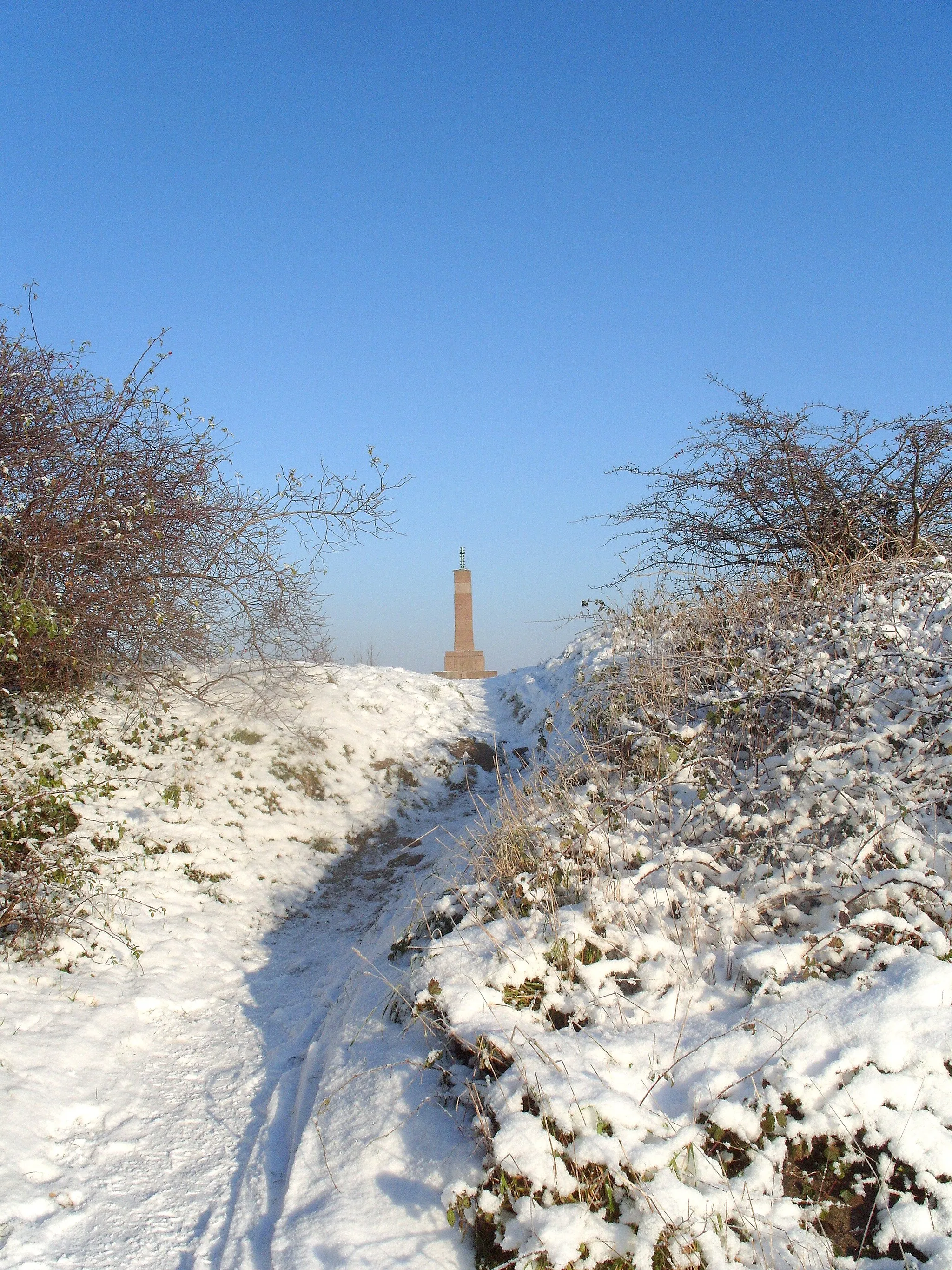 Photo showing: Mountsorrel Castle Hill. Memorial to men fallen in War made from Mountsorrel Pink Granite and made and erected in Mountsorrel